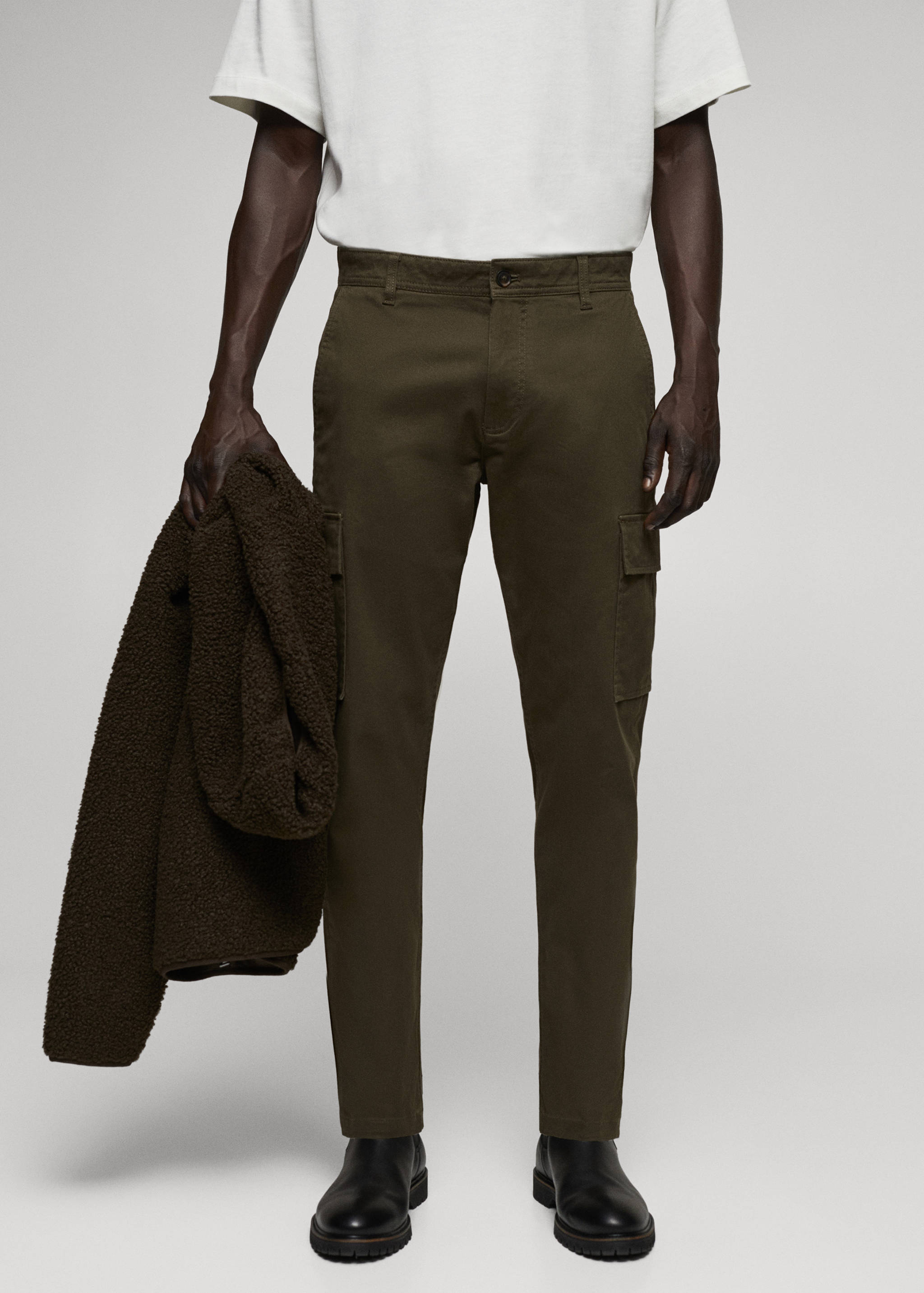 Pantalón cargo algodón slim fit - Plano medio
