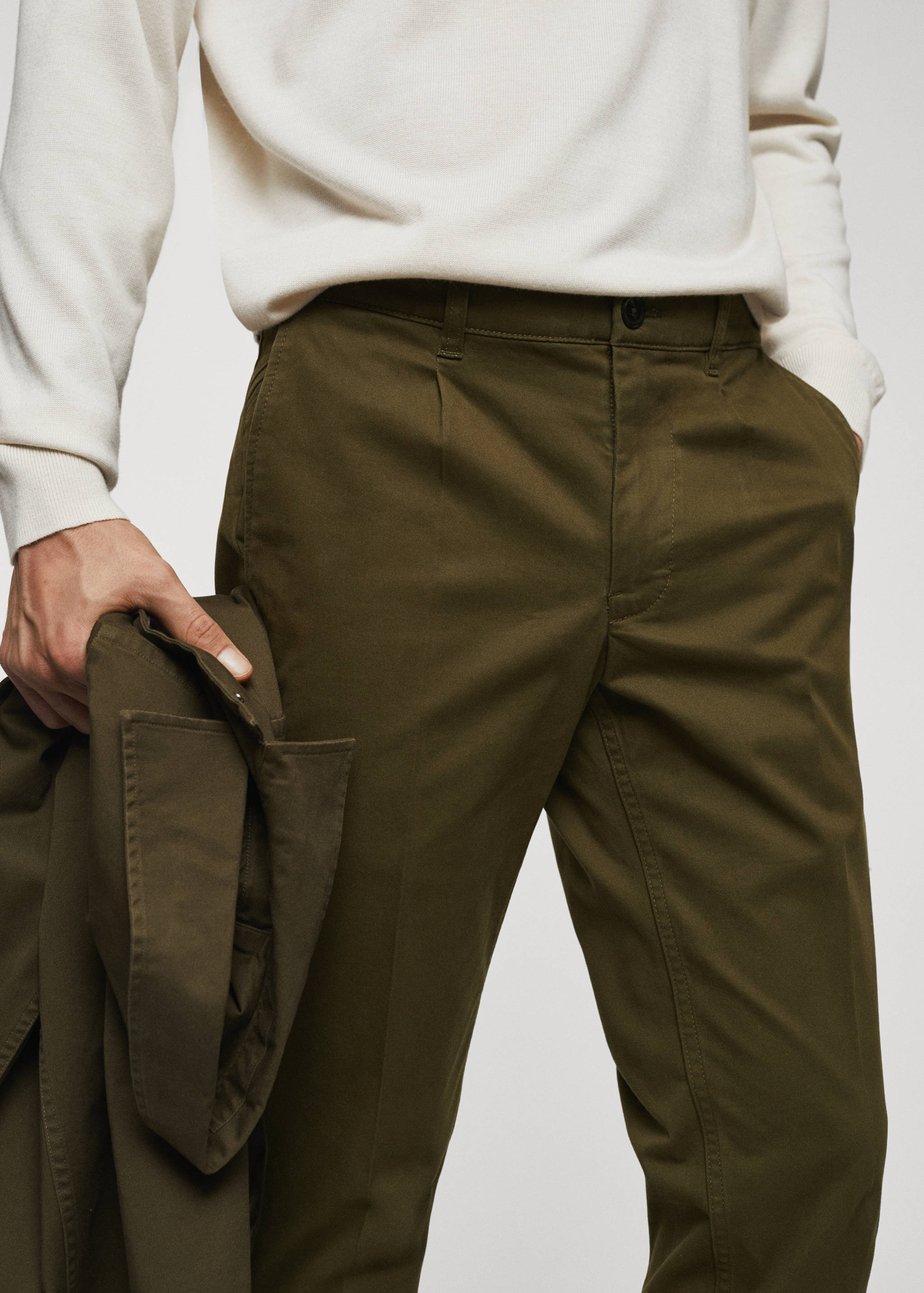 Slim Fit-Chinohose mit Bundfalten - Detail des Artikels 1