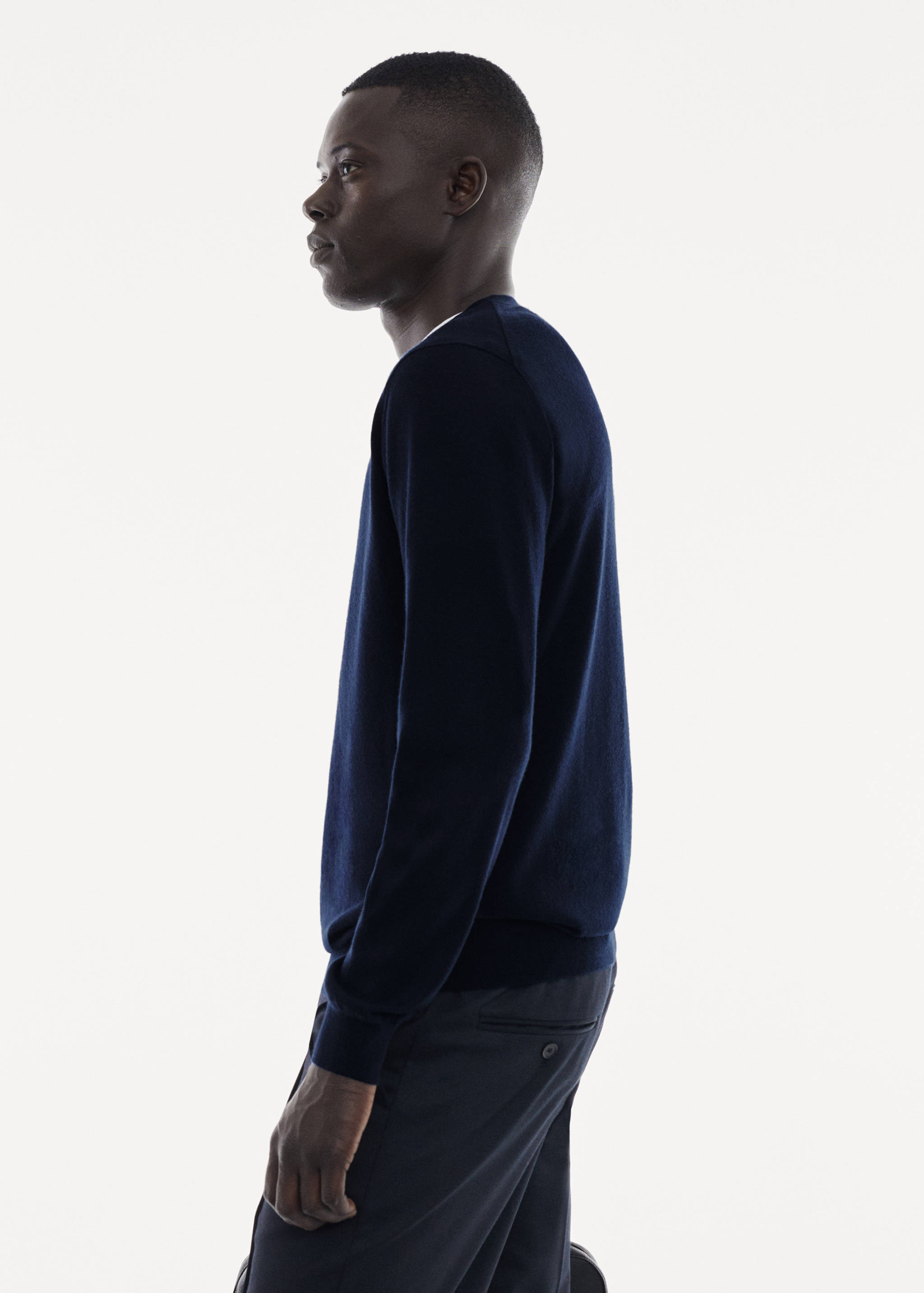 100% merino wool V-neck sweater - Details of the article 2
