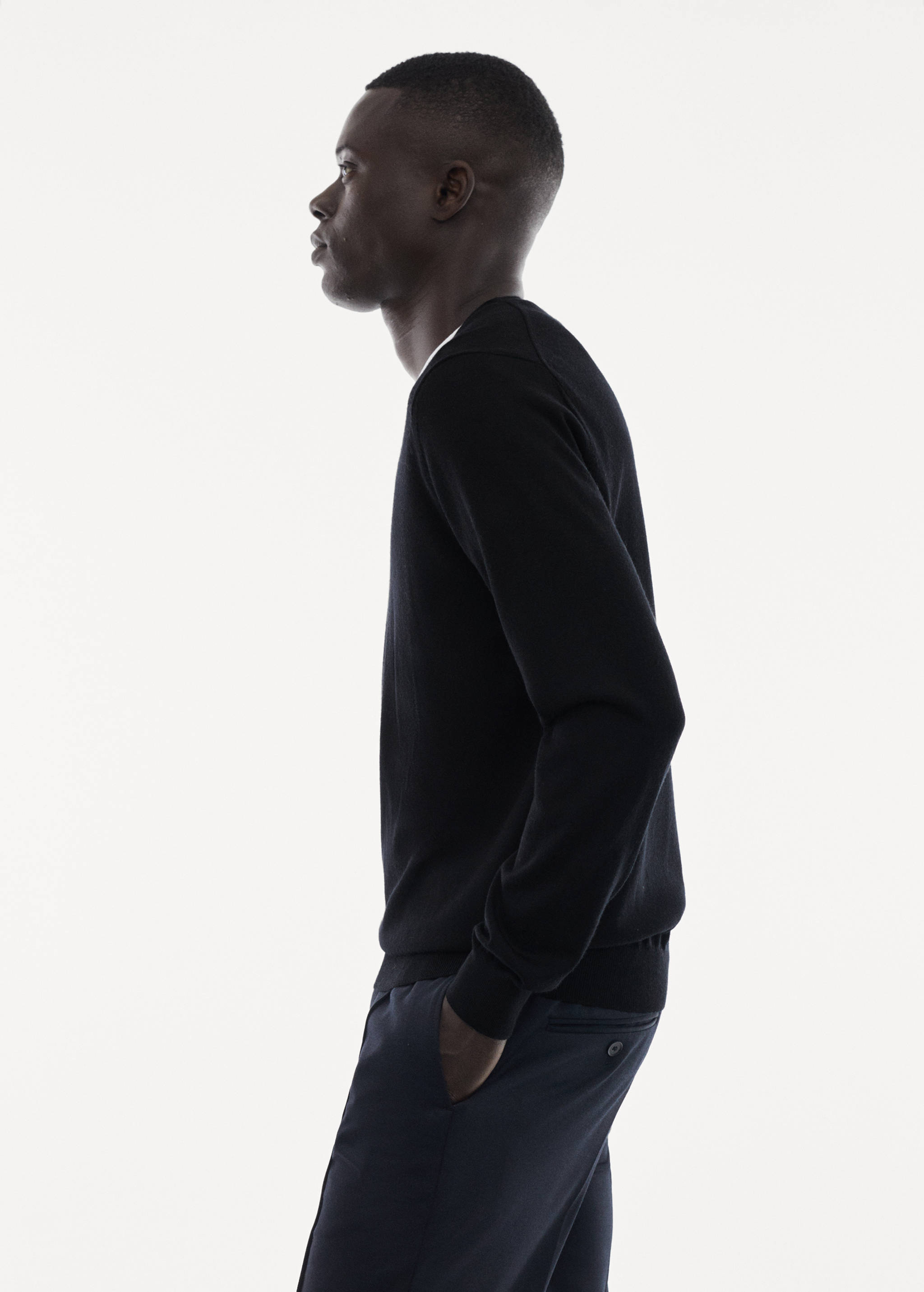 100% merino wool V-neck sweater - Details of the article 2