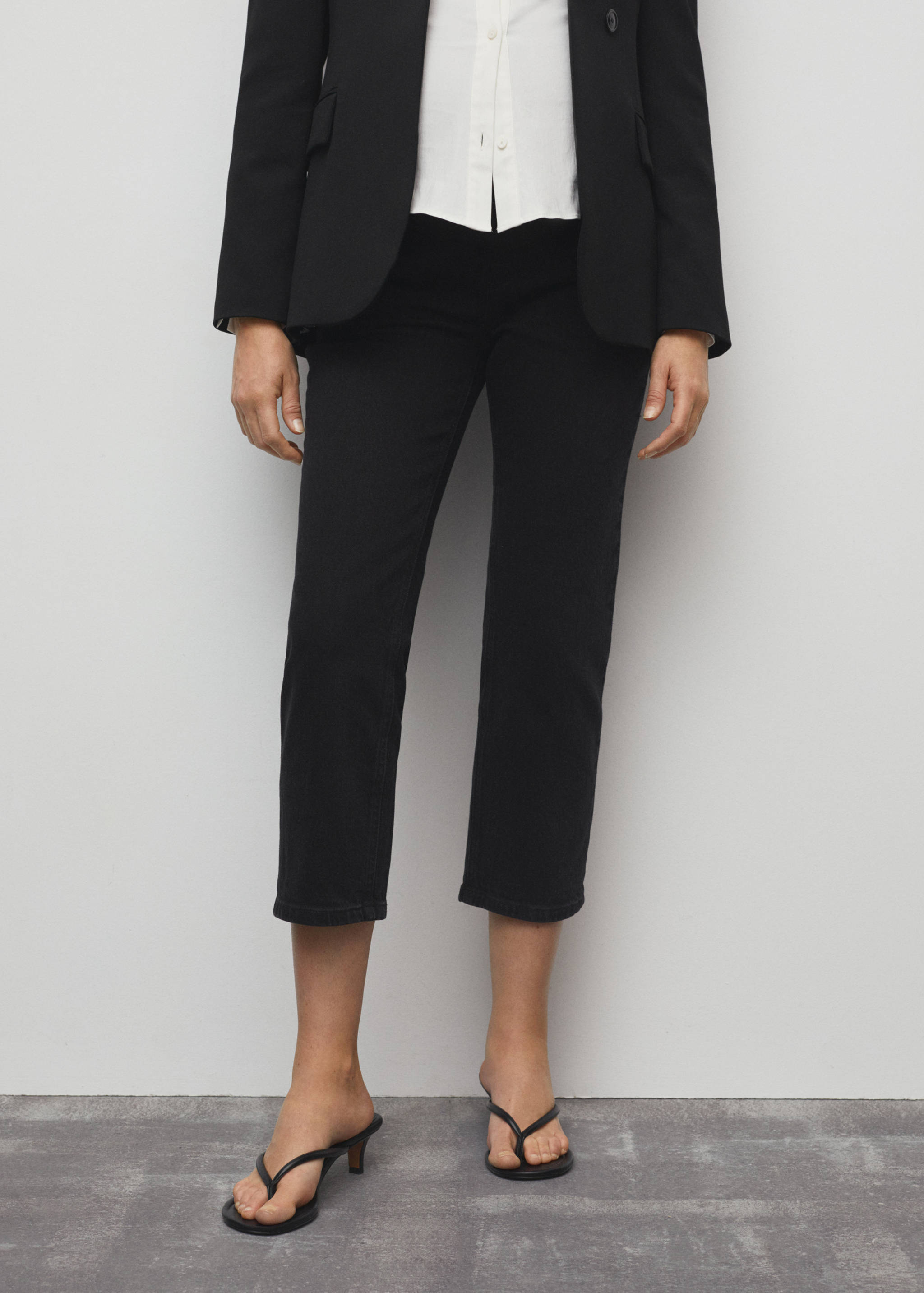 Прямые джинсы для будущей мамы - Средний план