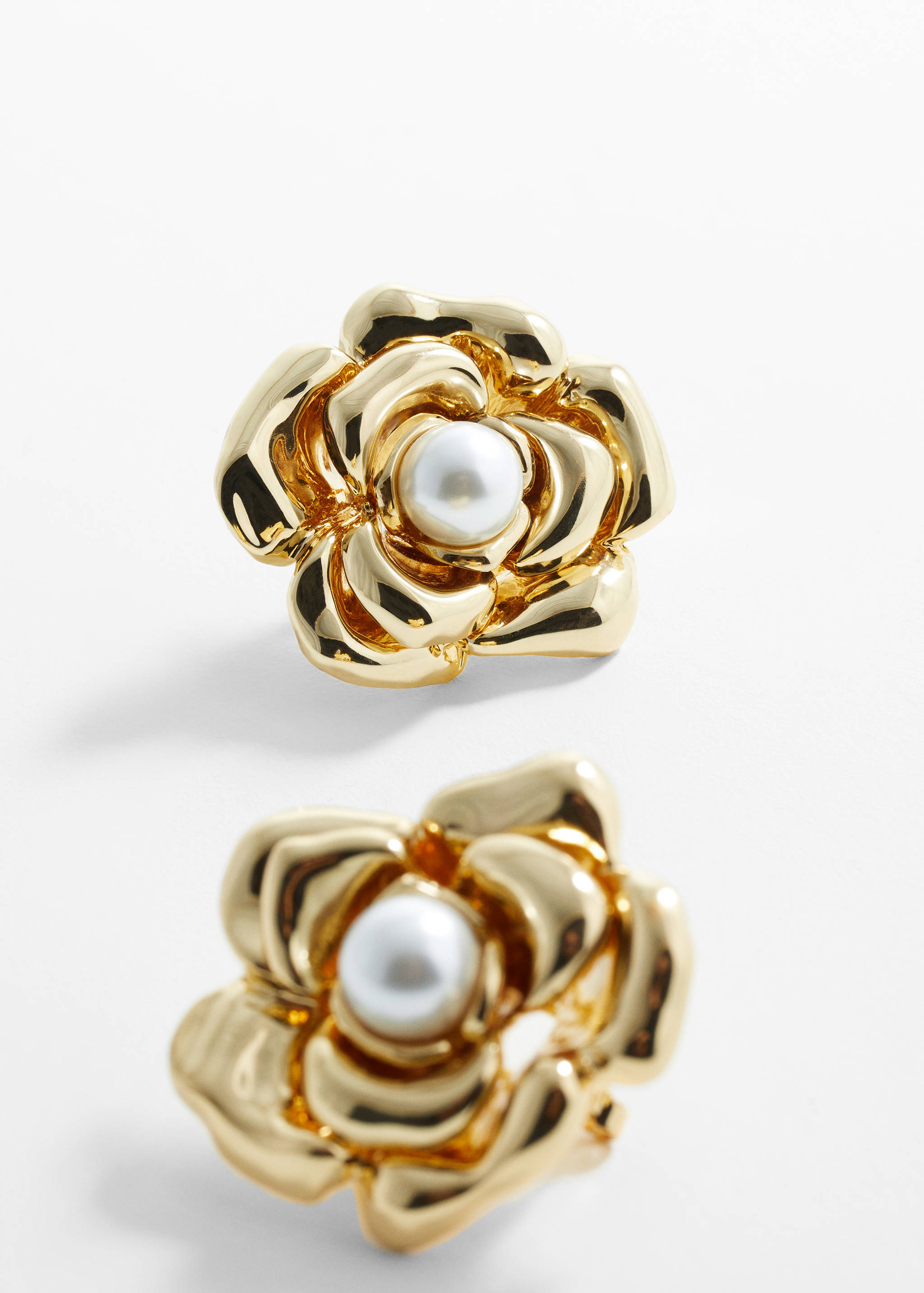 Boucles d'oreilles fleur perle - Plan moyen