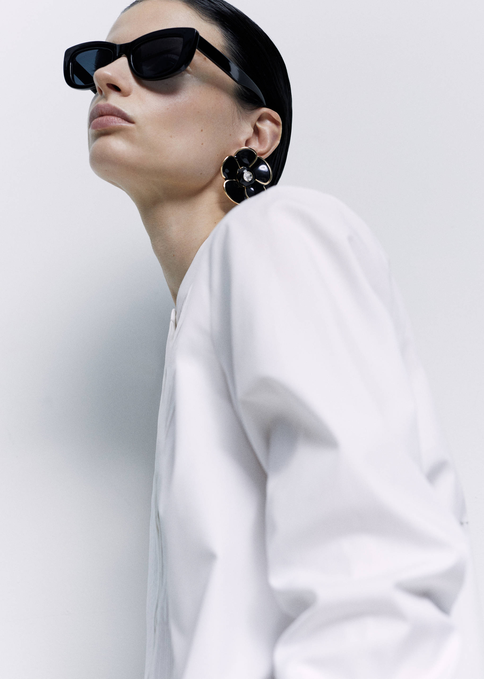 Brincos com flor de cristal - Plano geral