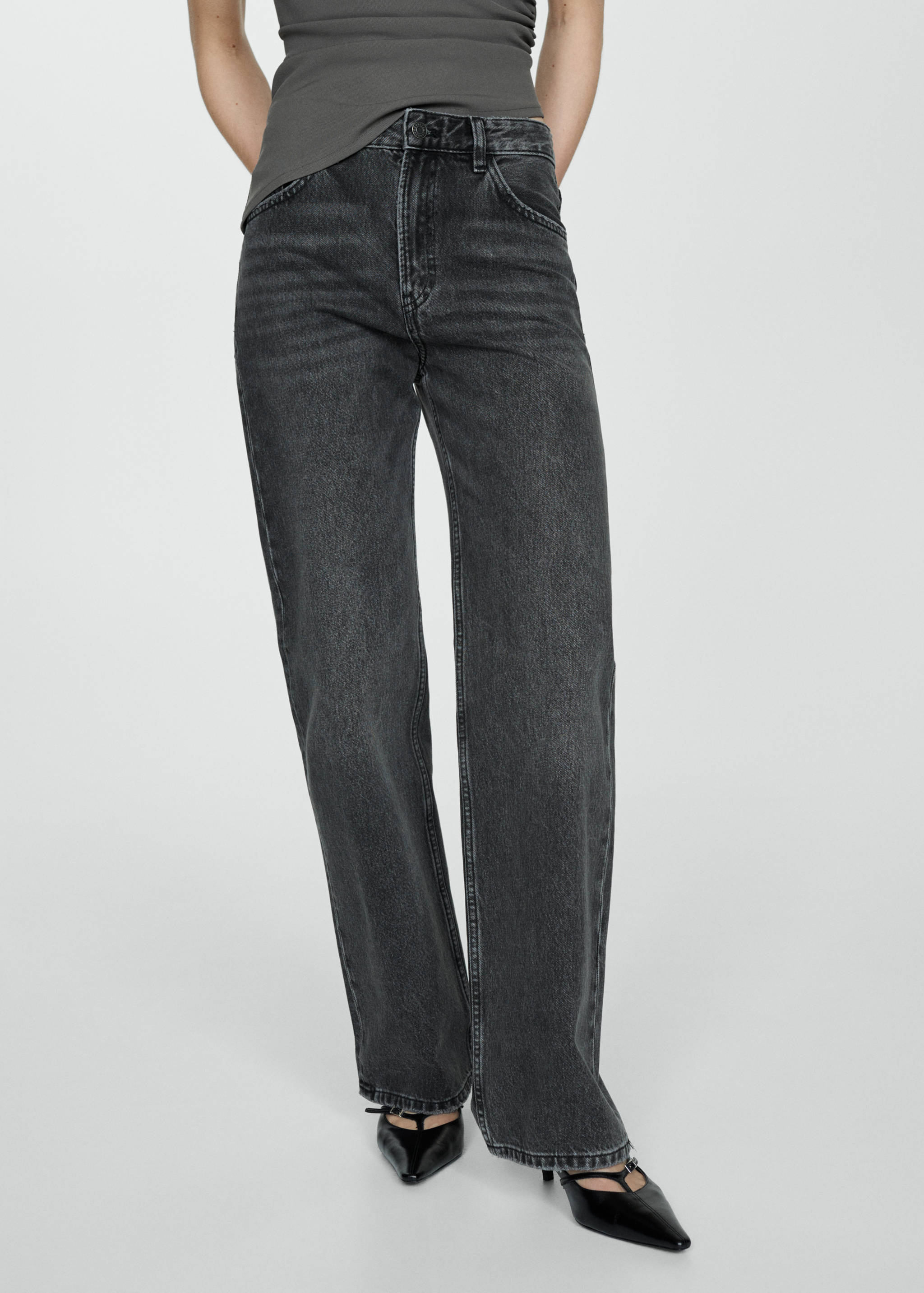 Прямые джинсы с посадкой на талии - Средний план