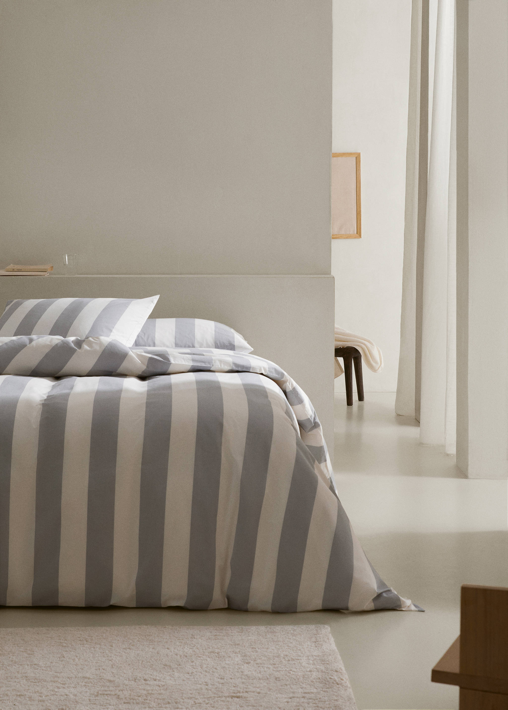 Cotton duvet cover with contrast stripe design king bed - General plane