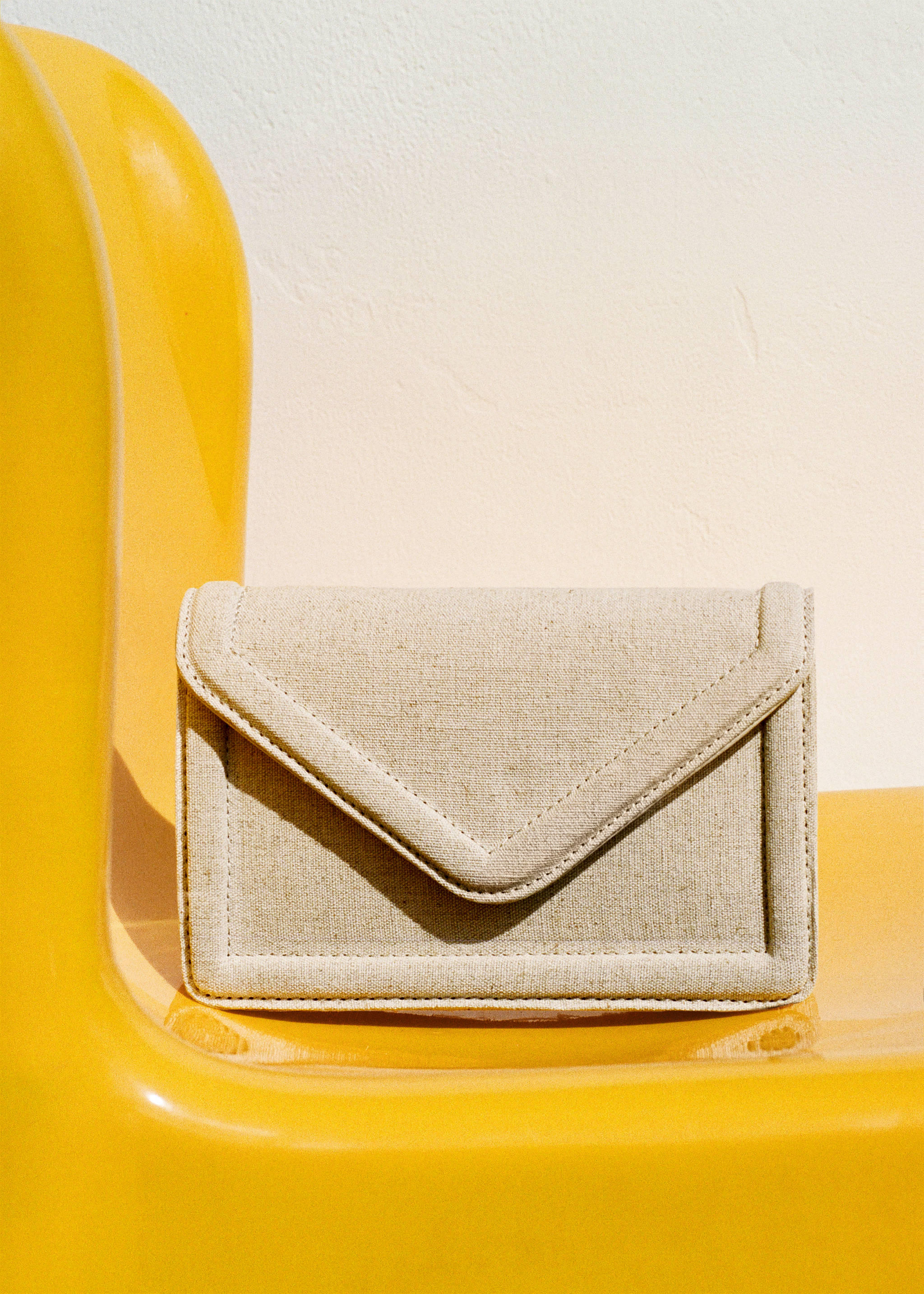 Textured bag with flap - General plane