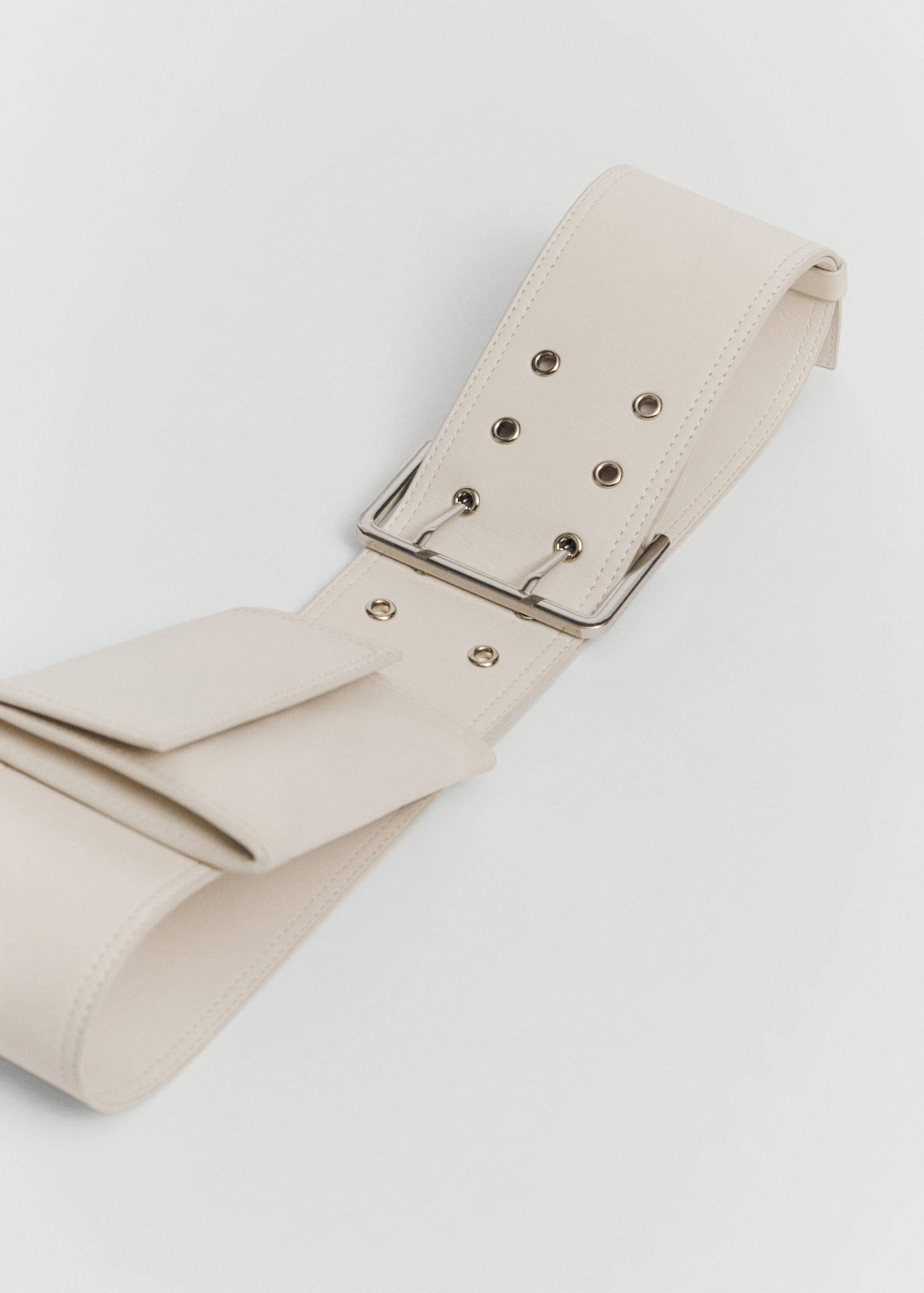 Кожаная поясная сумка на ремне - Средний план