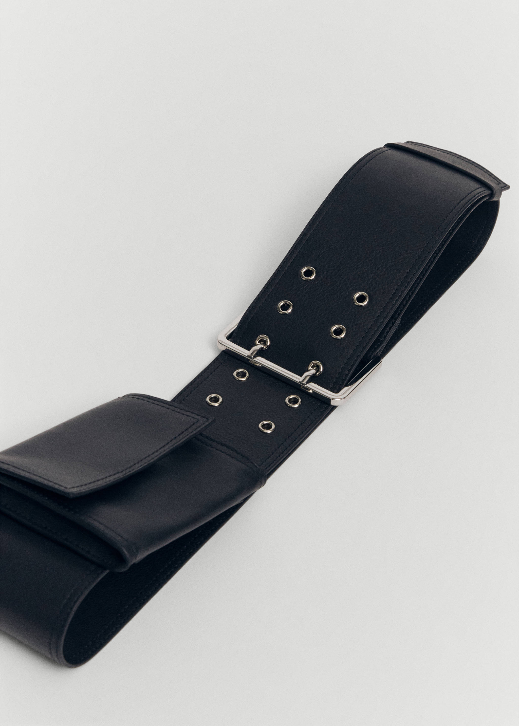 Кожаная поясная сумка на ремне - Средний план