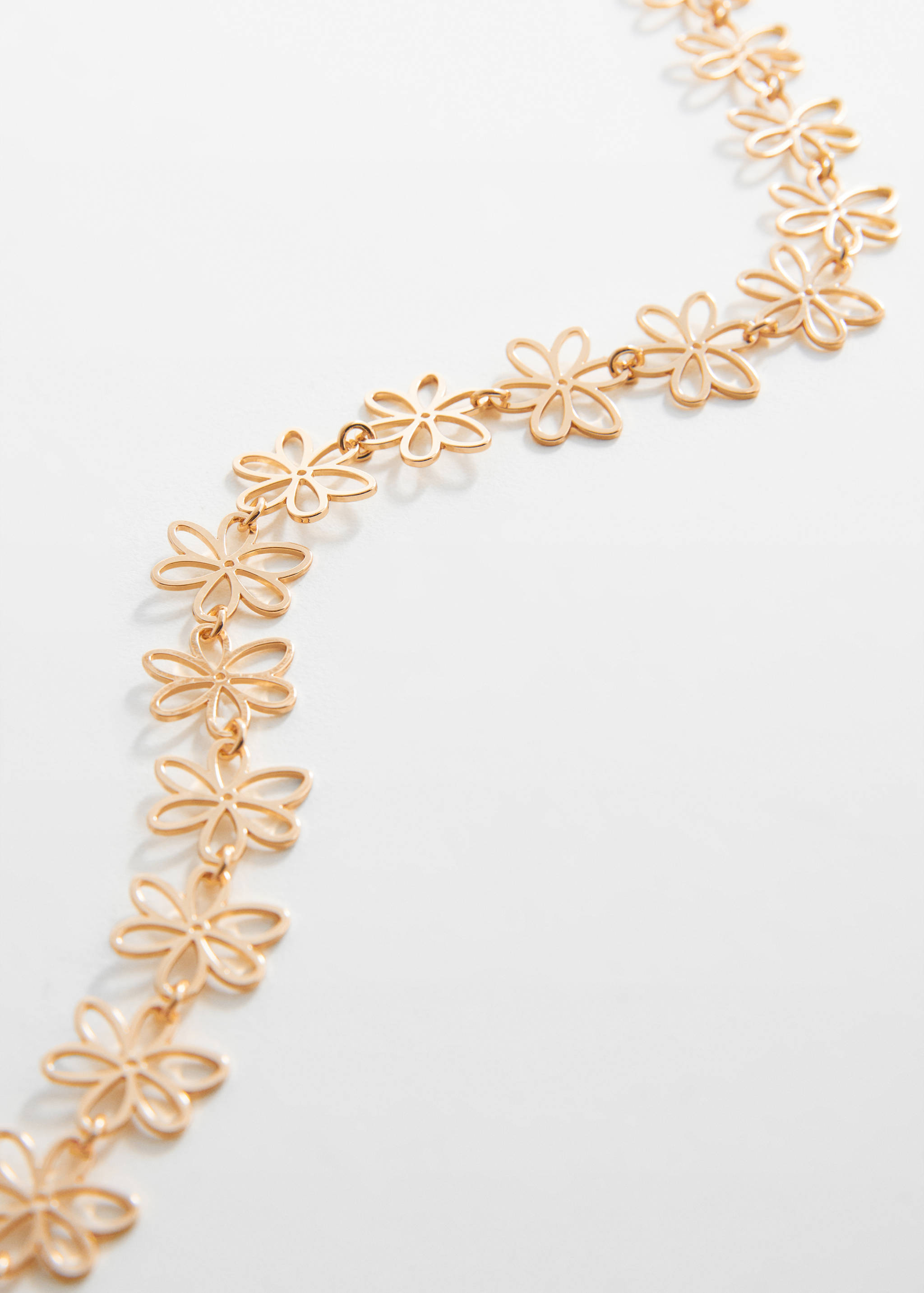 Collier perles fleurs - Plan moyen