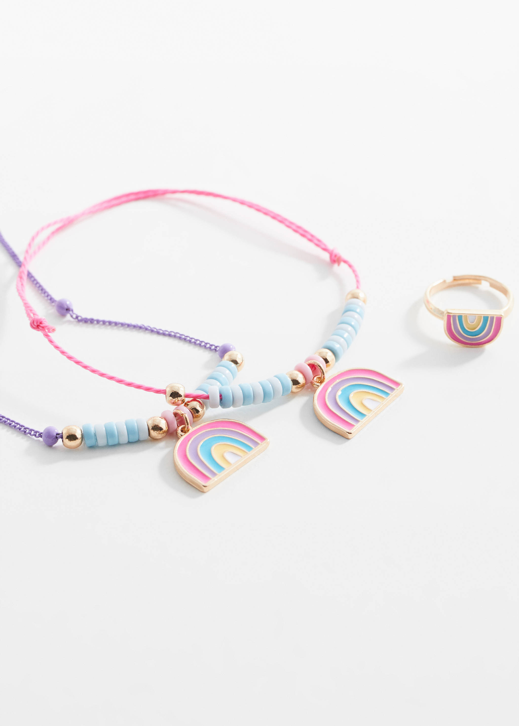 Ensemble collier, bracelet et bague - Plan moyen