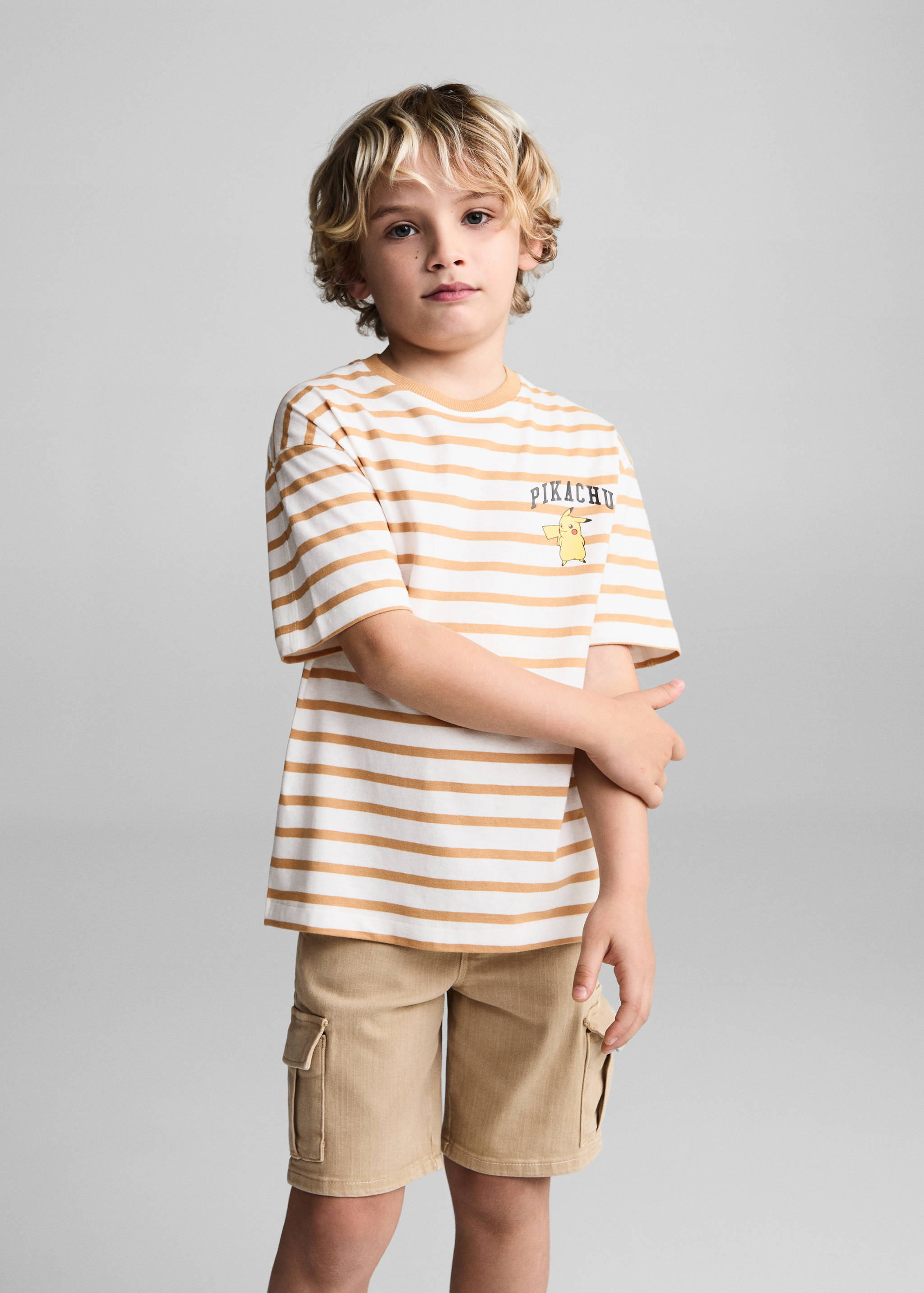 Pikachu Pokemon t-shirt - Medium plane