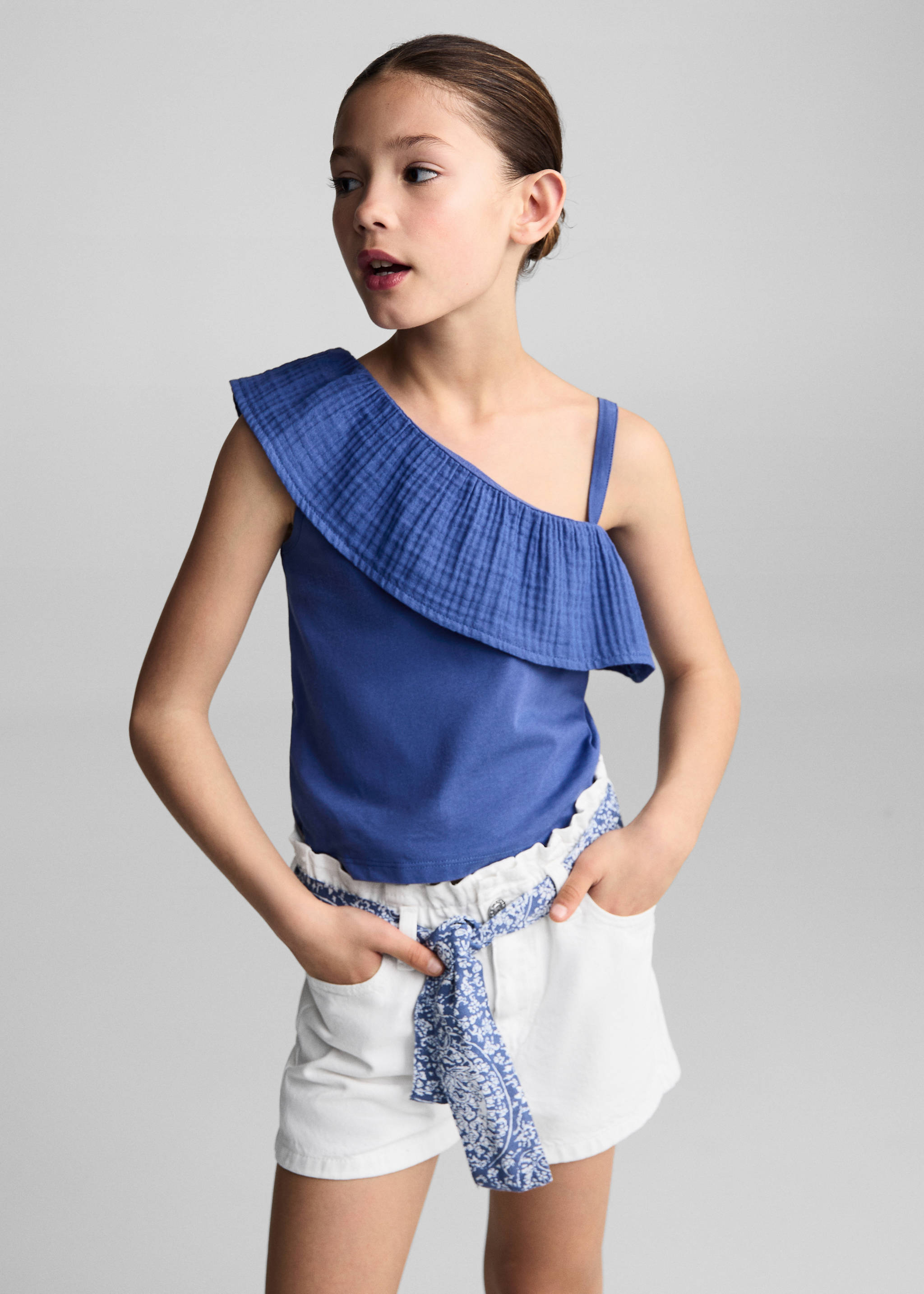 T-shirt asymétrique volanté - Plan moyen