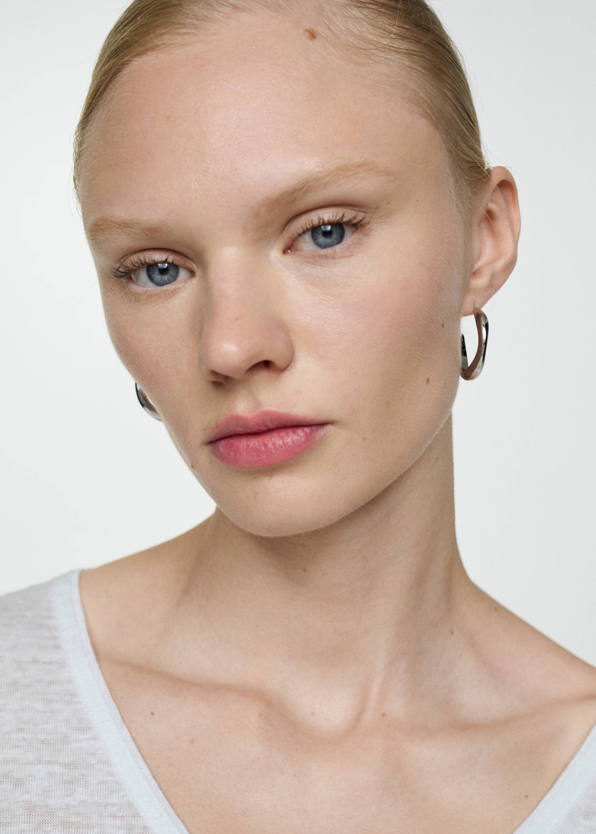 V-neck linen t-shirt - Details of the article 1