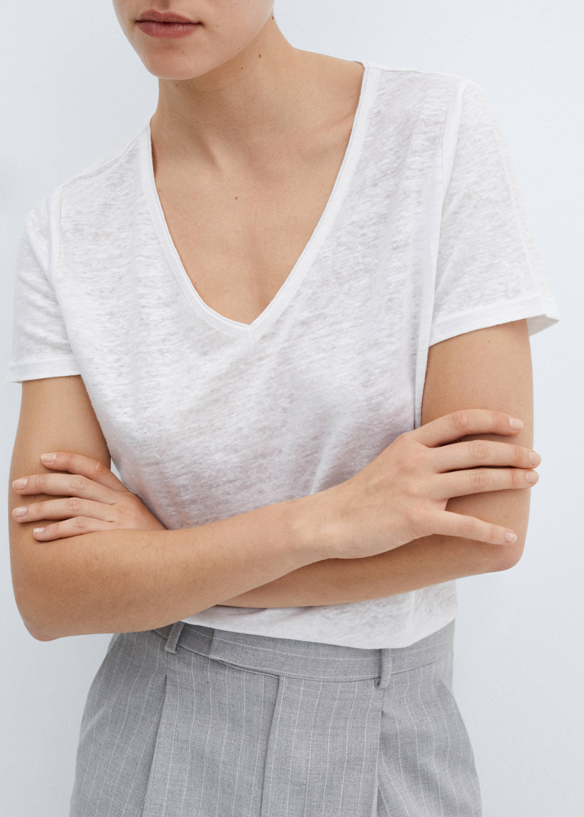V-neck linen t-shirt - Details of the article 6