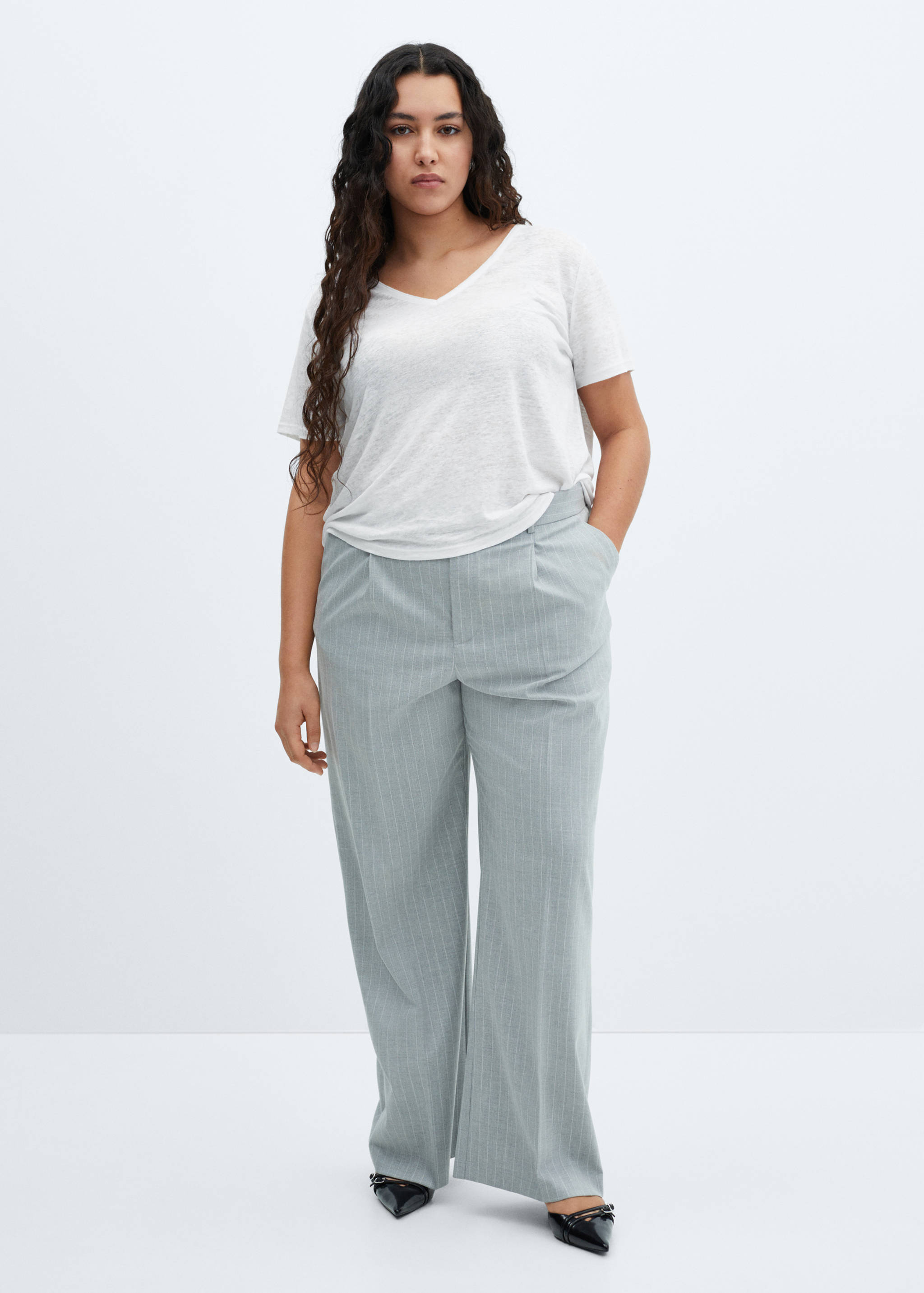 V-neck linen t-shirt - Details of the article 3