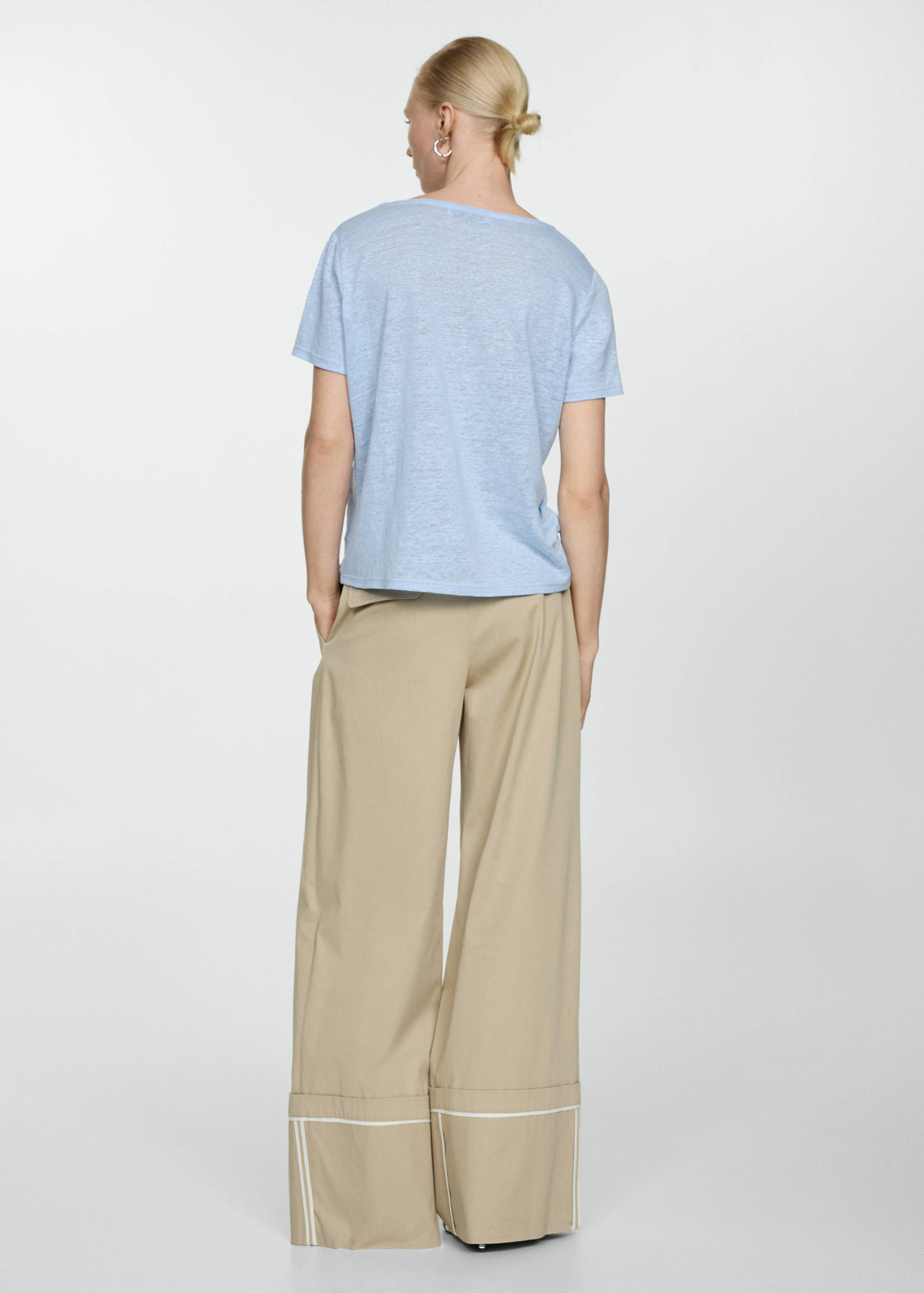 V-neck linen t-shirt - Reverse of the article
