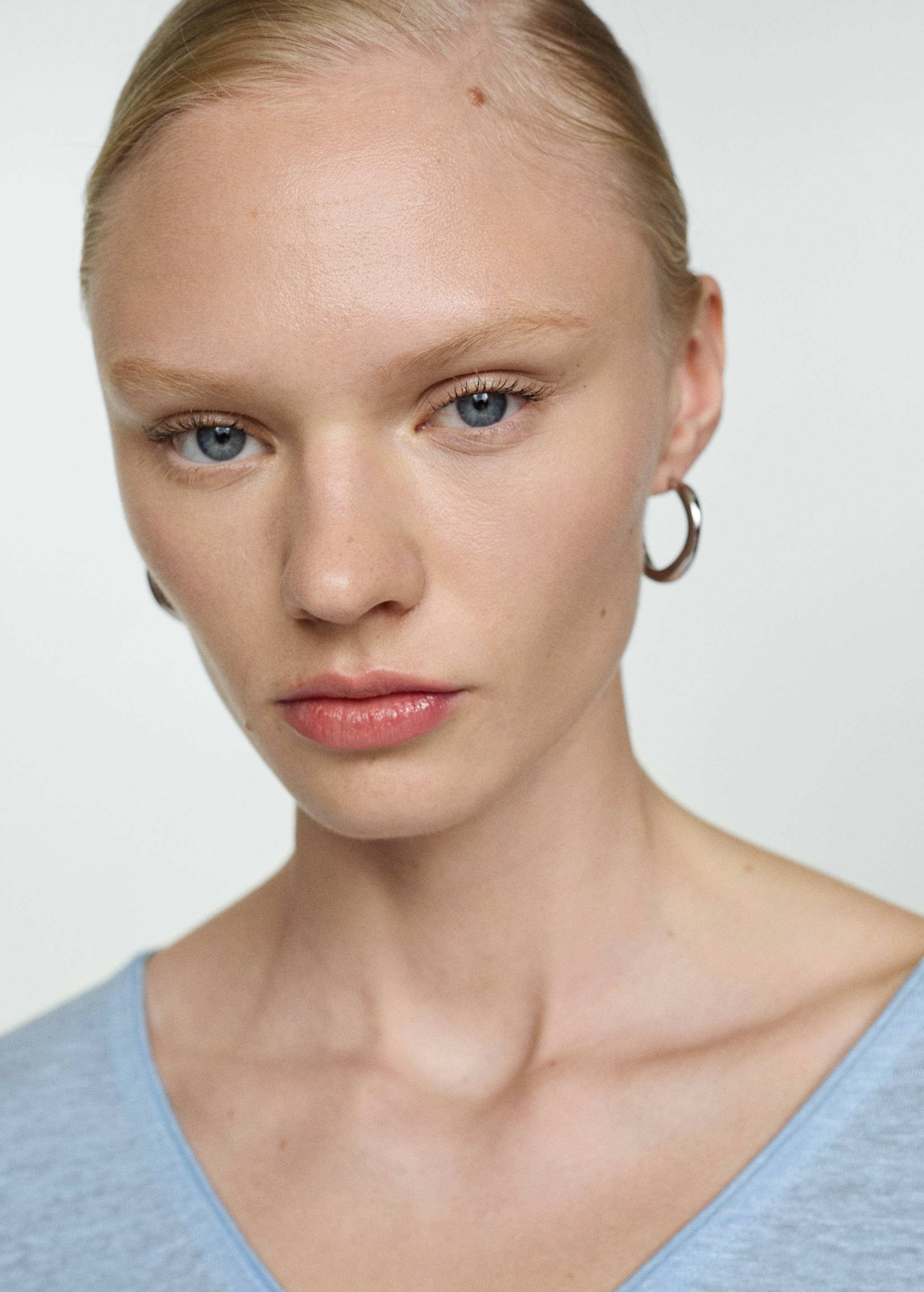 V-neck linen t-shirt - Details of the article 1