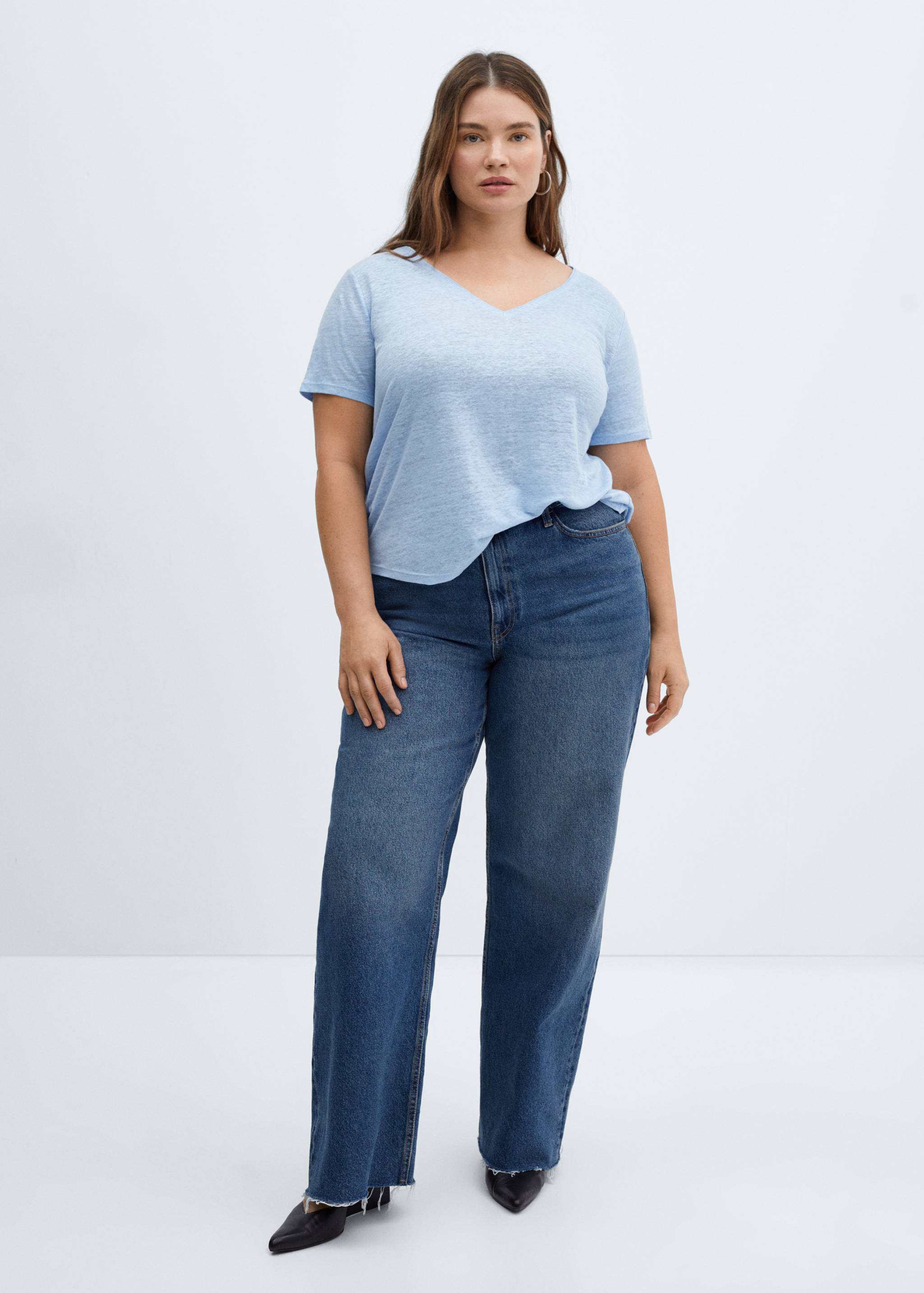 V-neck linen t-shirt - Details of the article 3