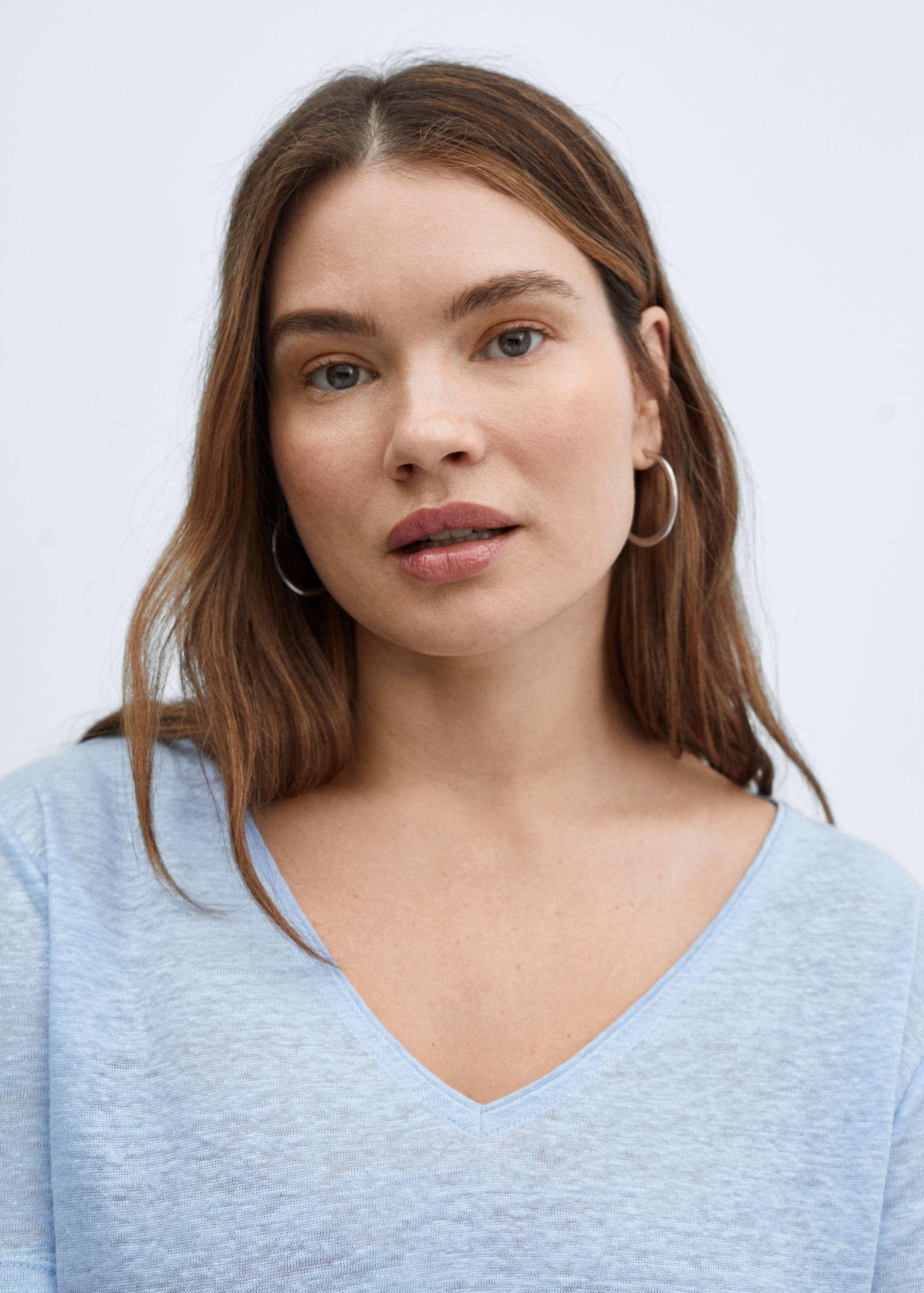 V-neck linen t-shirt - Details of the article 4