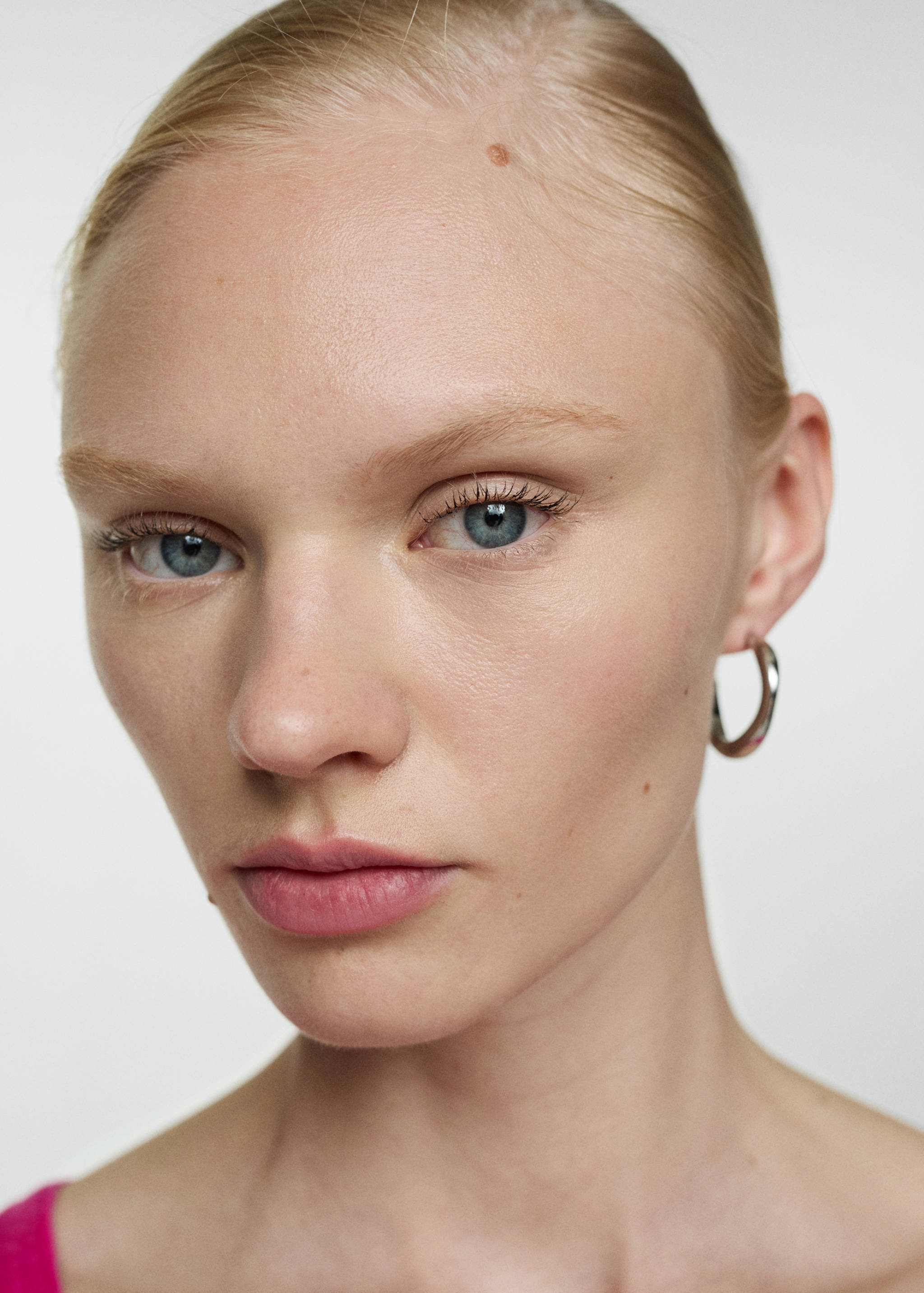 V-neck linen t-shirt - Details of the article 1