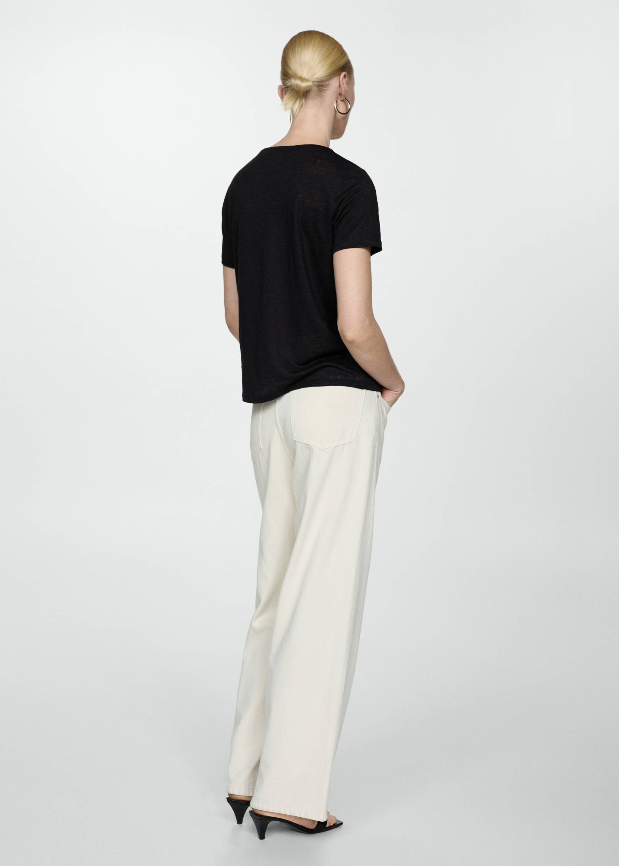 V-neck linen t-shirt - Reverse of the article