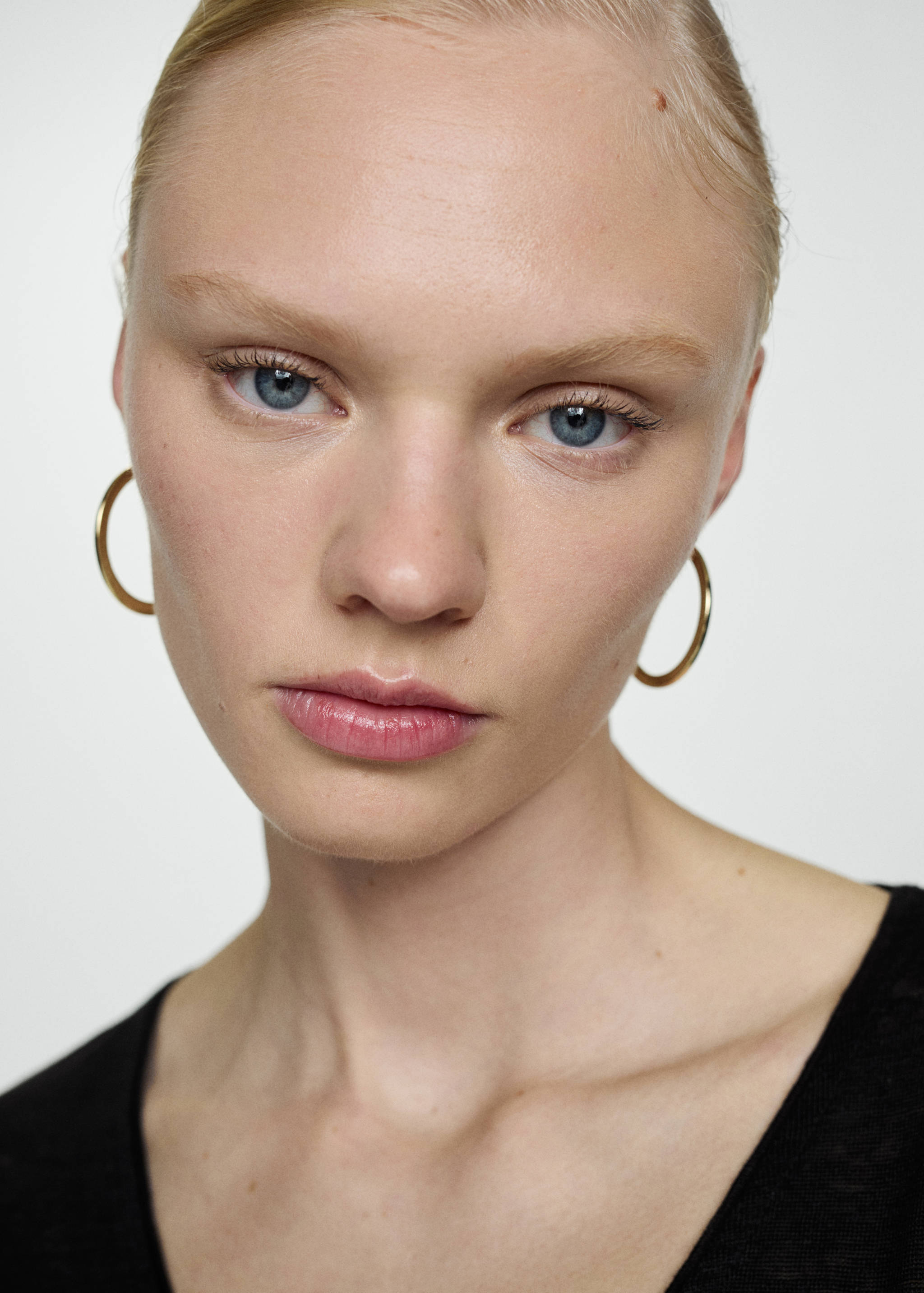 V-neck linen t-shirt - Details of the article 1