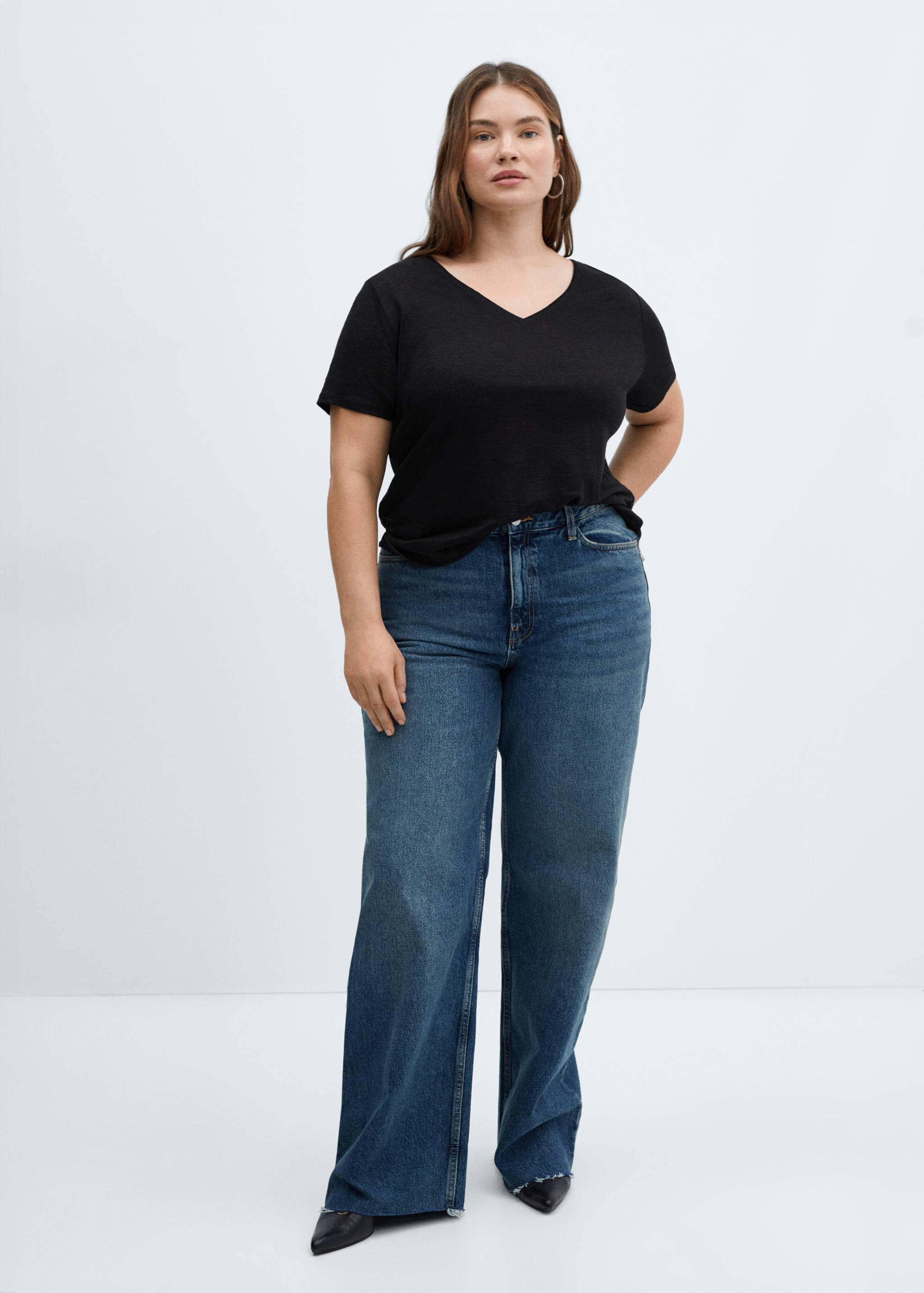 V-neck linen t-shirt - Details of the article 3