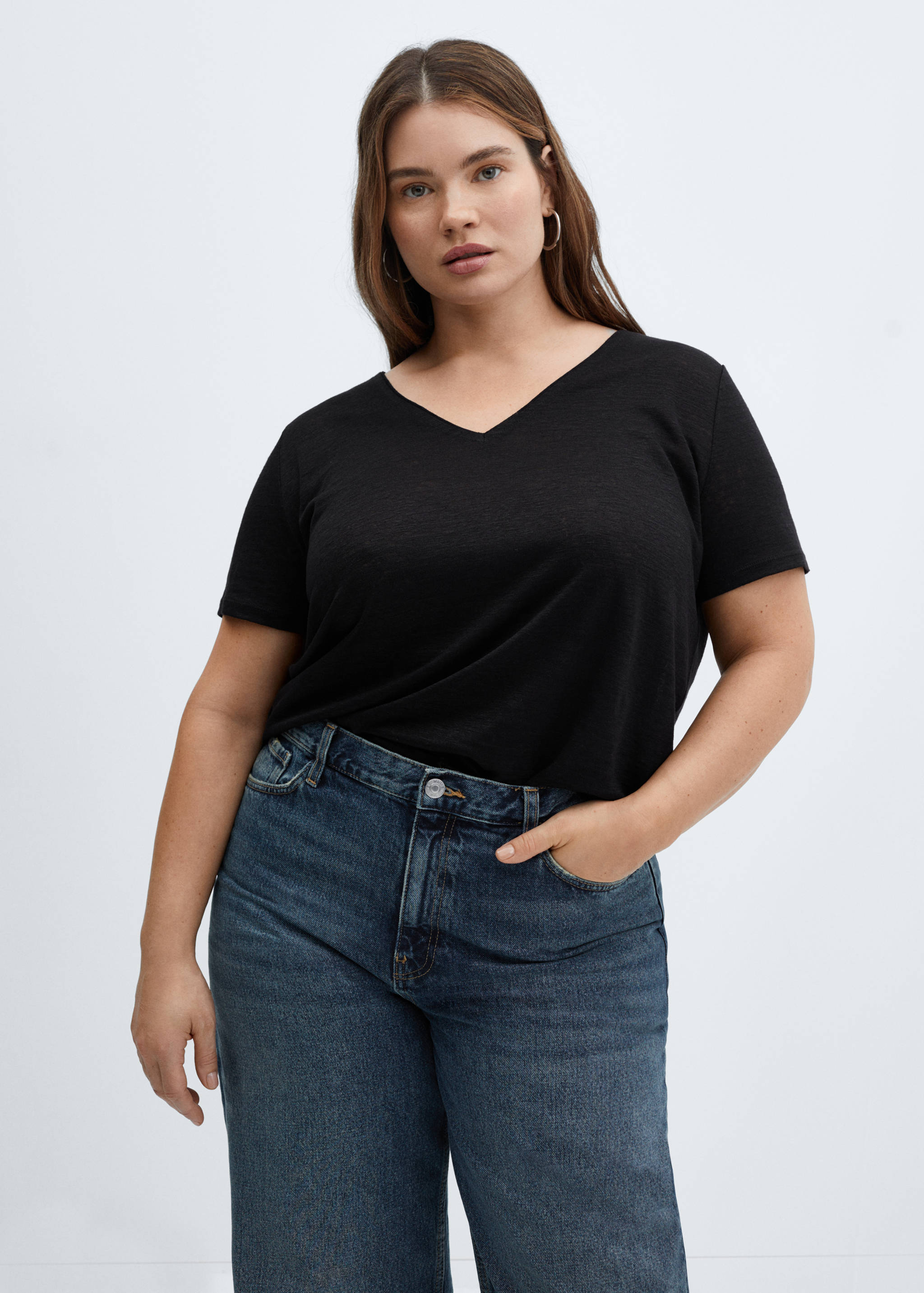 V-neck linen t-shirt - Details of the article 5