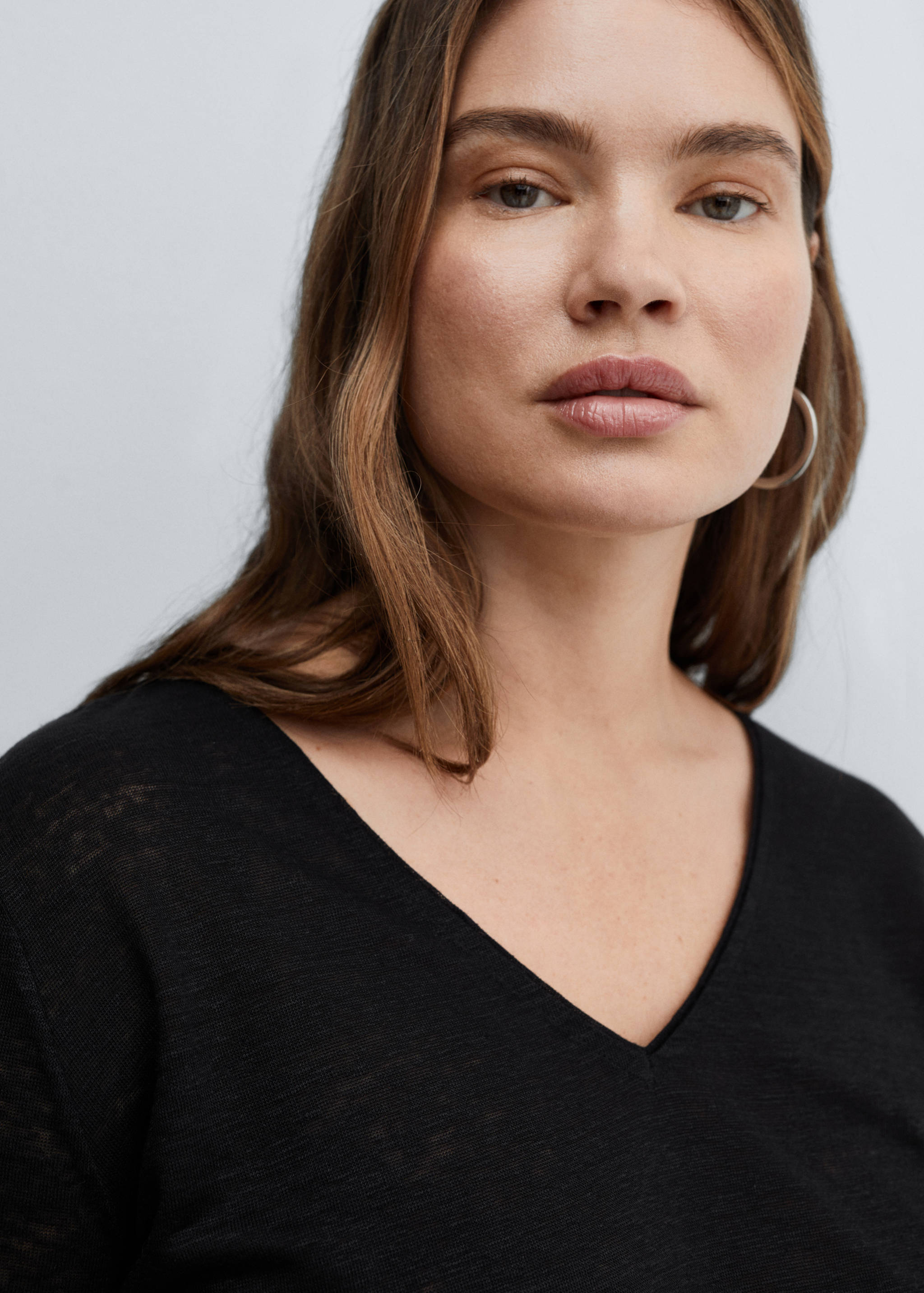 V-neck linen t-shirt - Details of the article 4