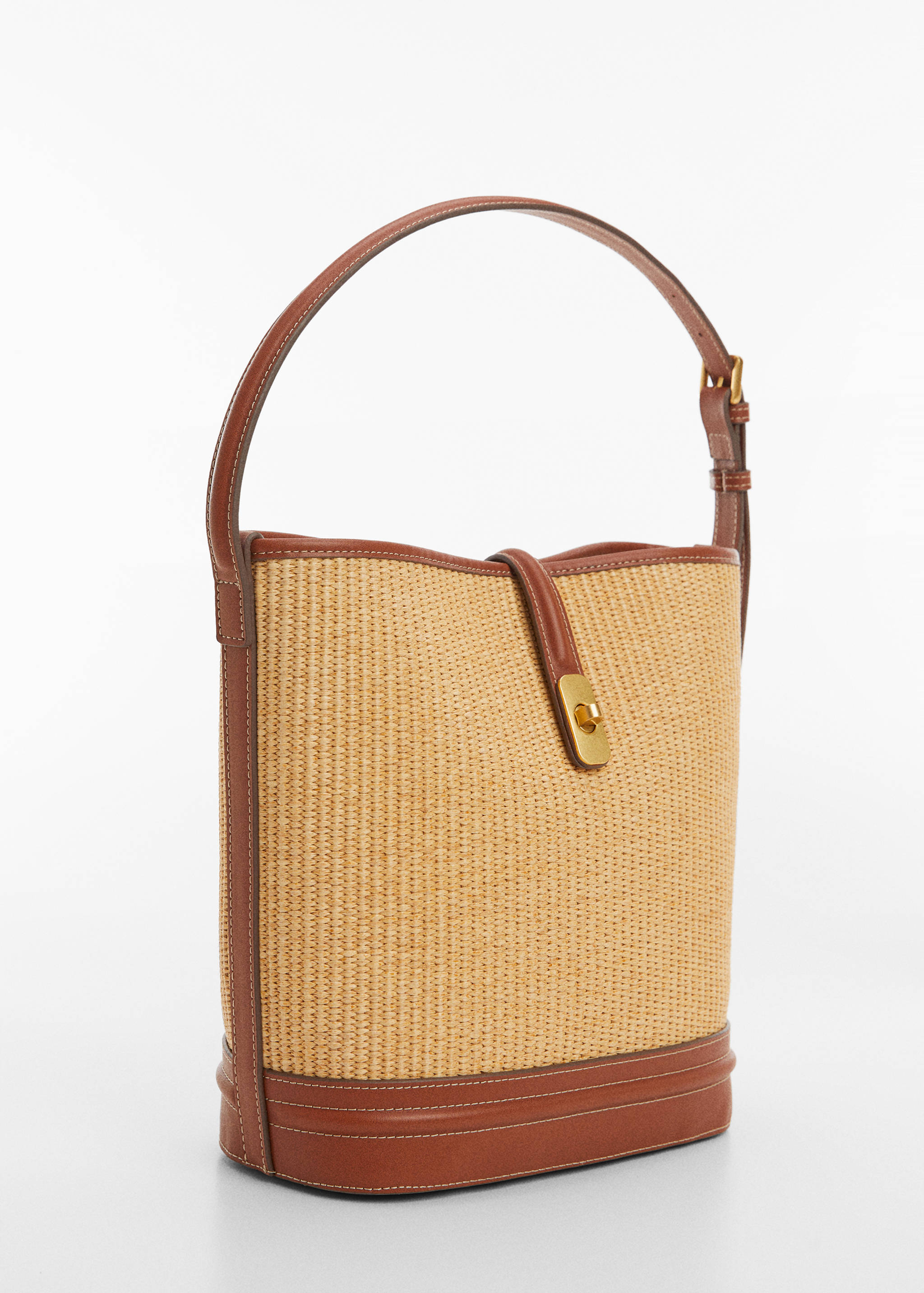 Сумка-ведро с эффектом рафии - Средний план