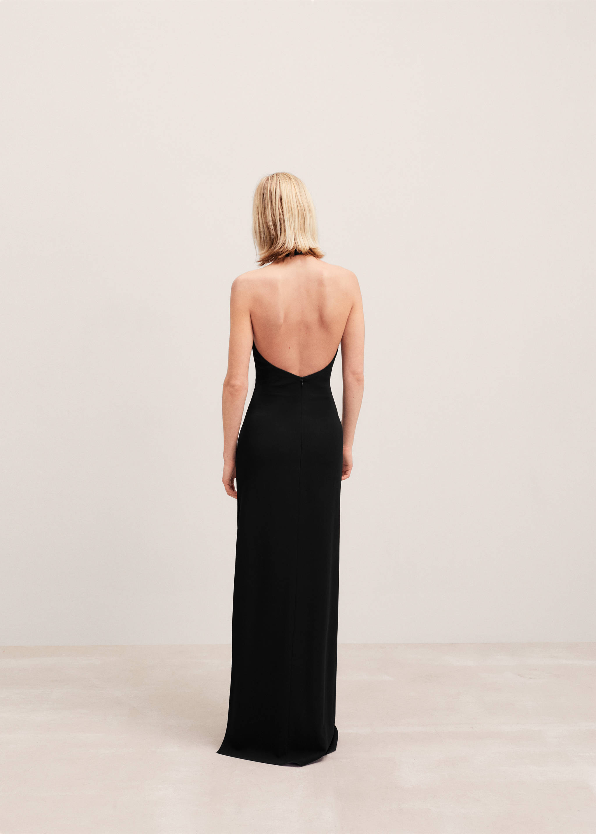Halter-neck dress with open back - Reverse of the article