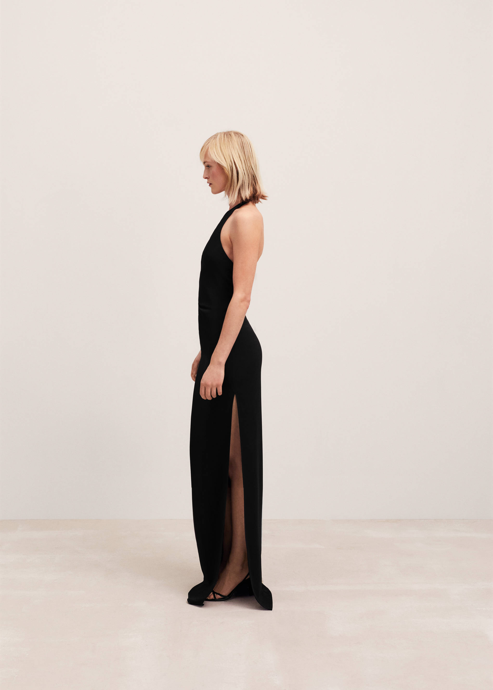Halter-neck dress with open back - Details of the article 2