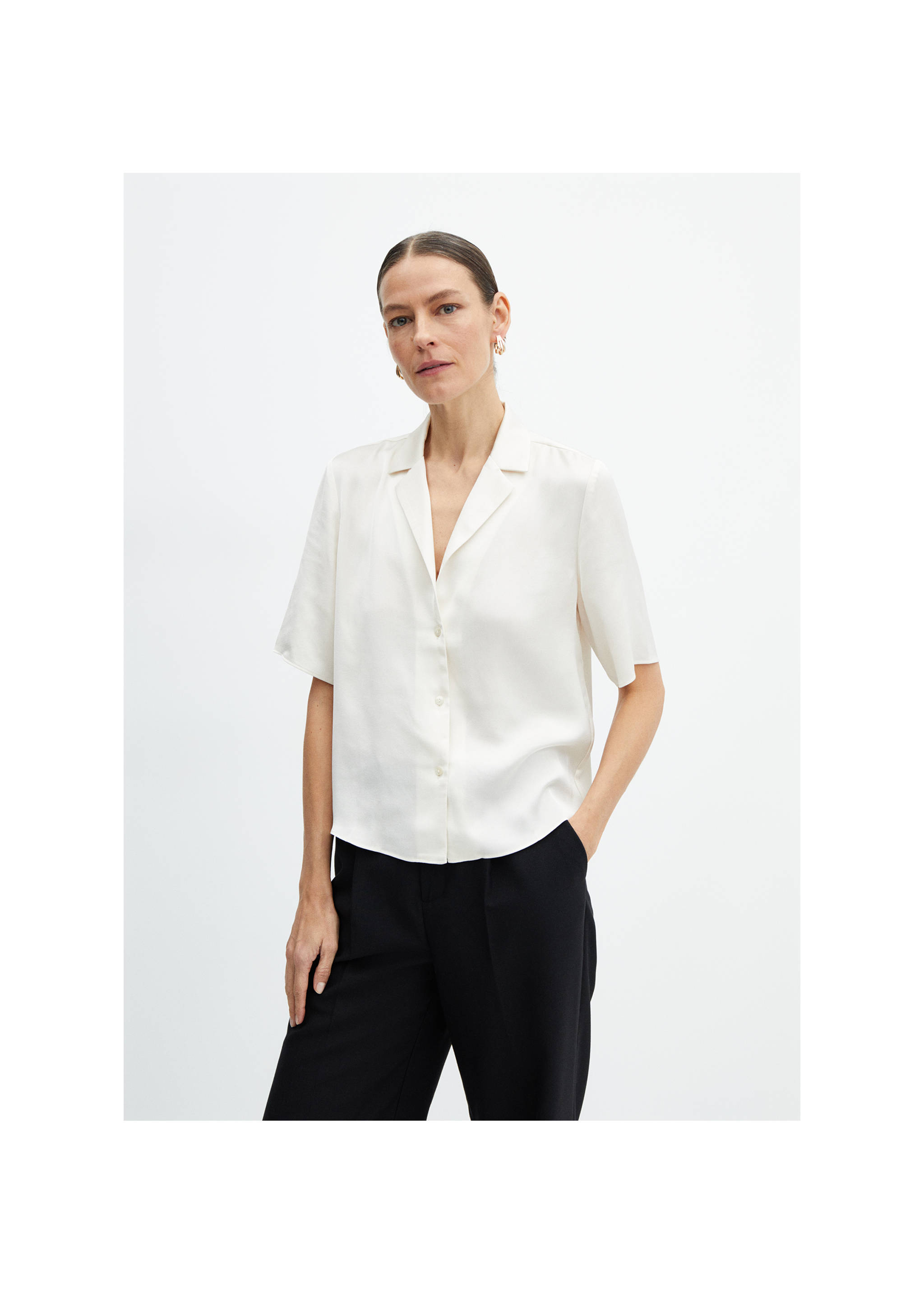 Short-sleeved satin shirt - Medium plane, Ecru. Ref: 67007129-00.