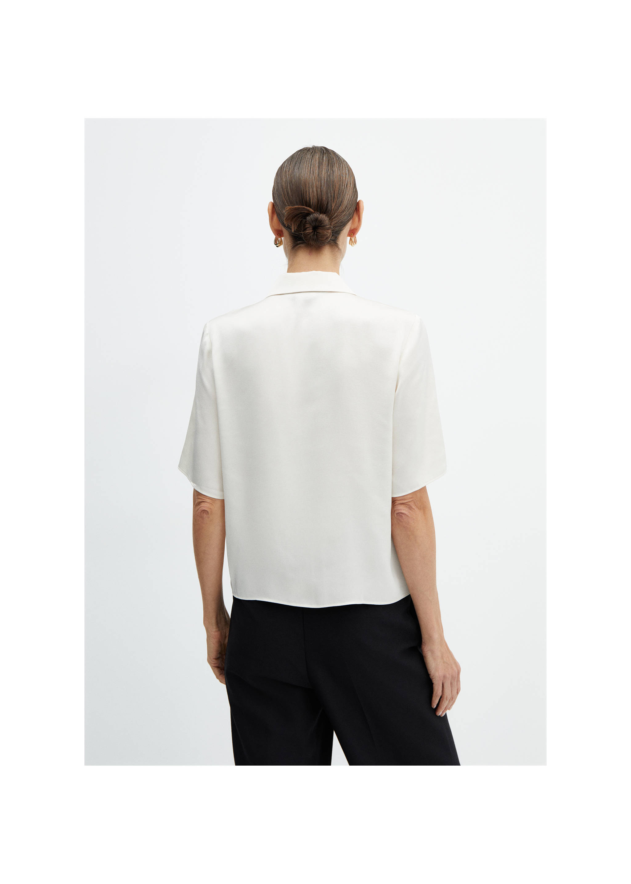Short-sleeved satin shirt - Reverse of the article, Ecru. Ref: 67007129-00.