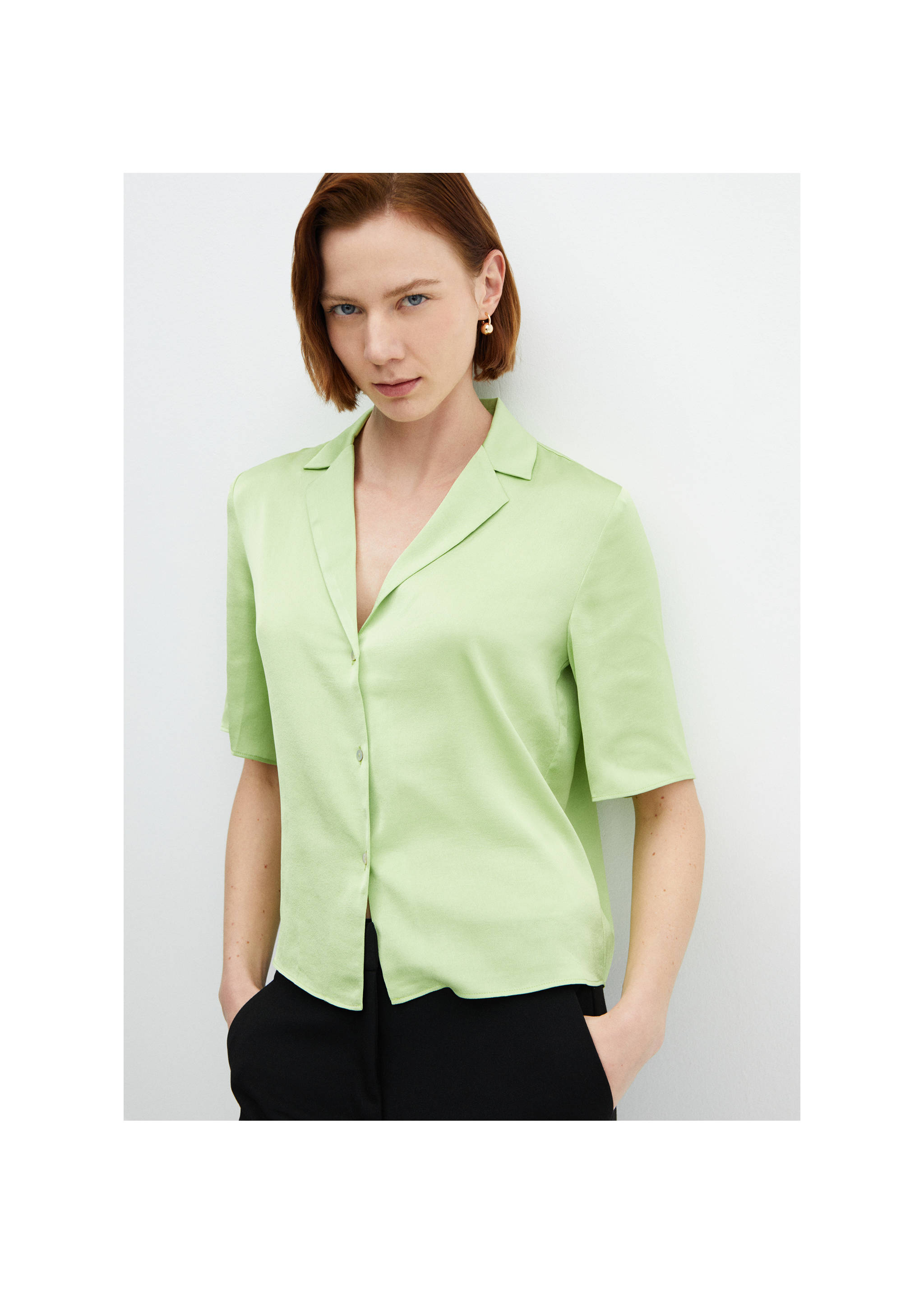 Short-sleeved satin shirt - Medium plane, Green. Ref: 67007129-00.