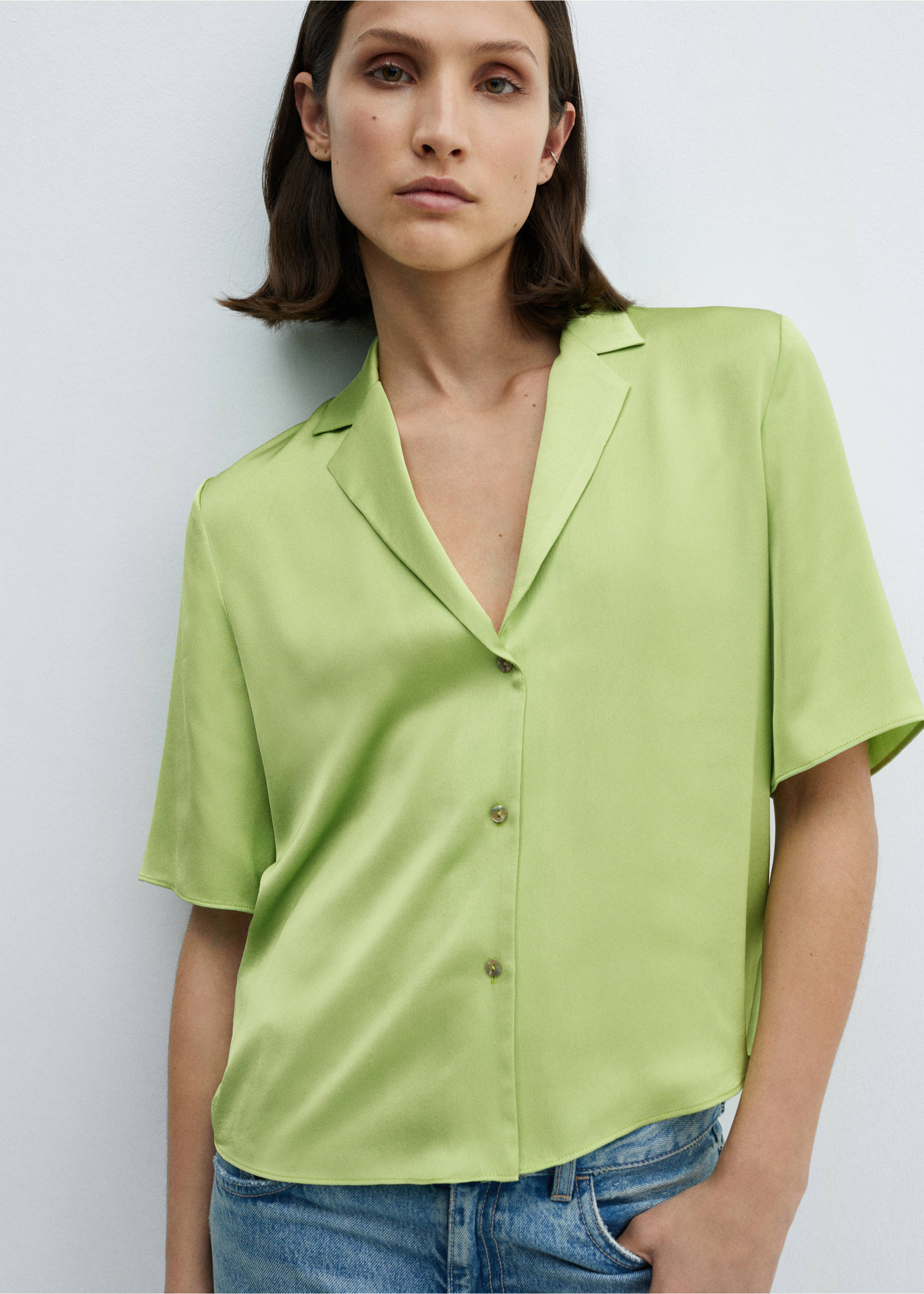 Short-sleeved satin shirt - Details of the article 1, Green. Ref: 67007129-00.