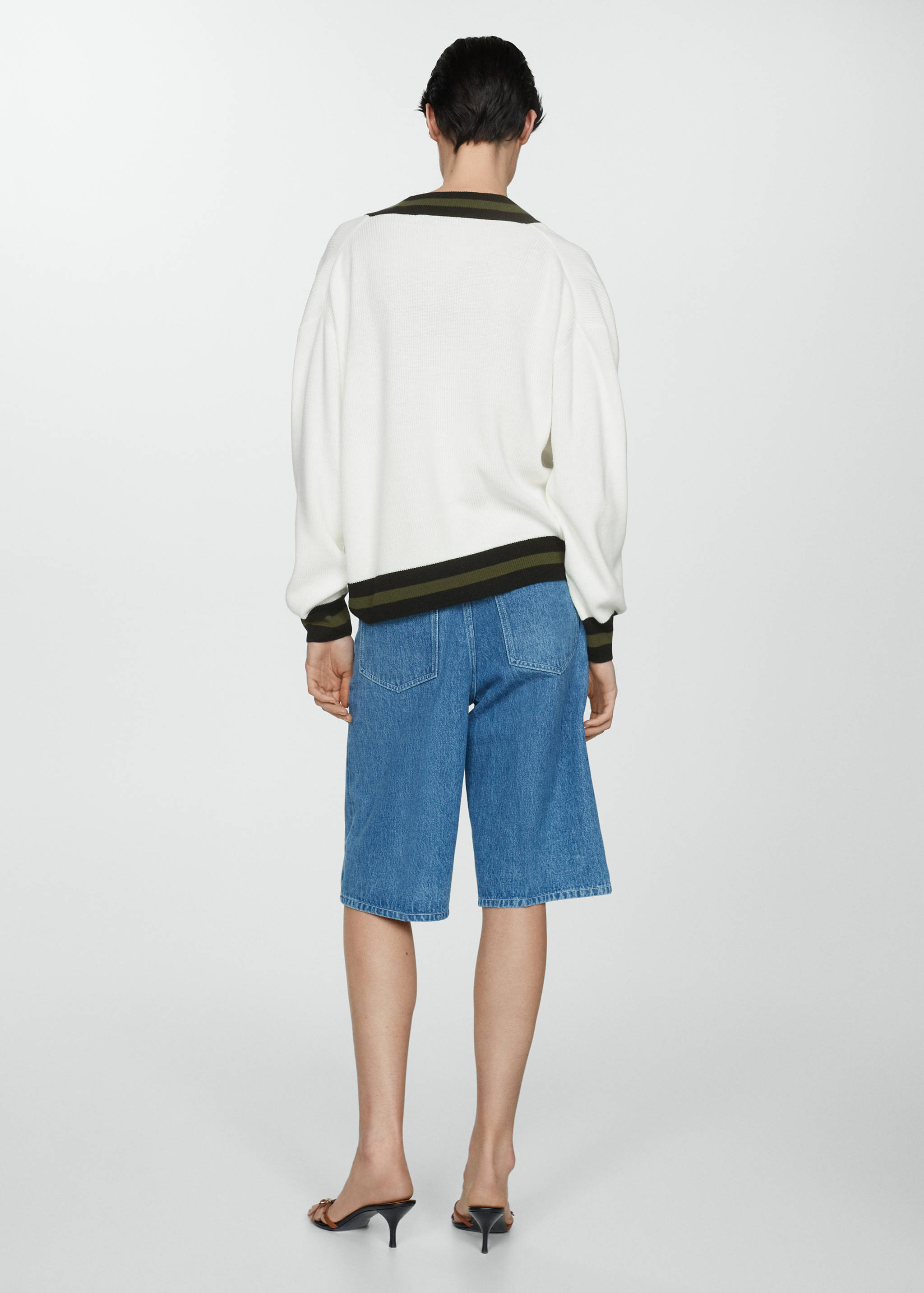 对比色V领毛衣 - null