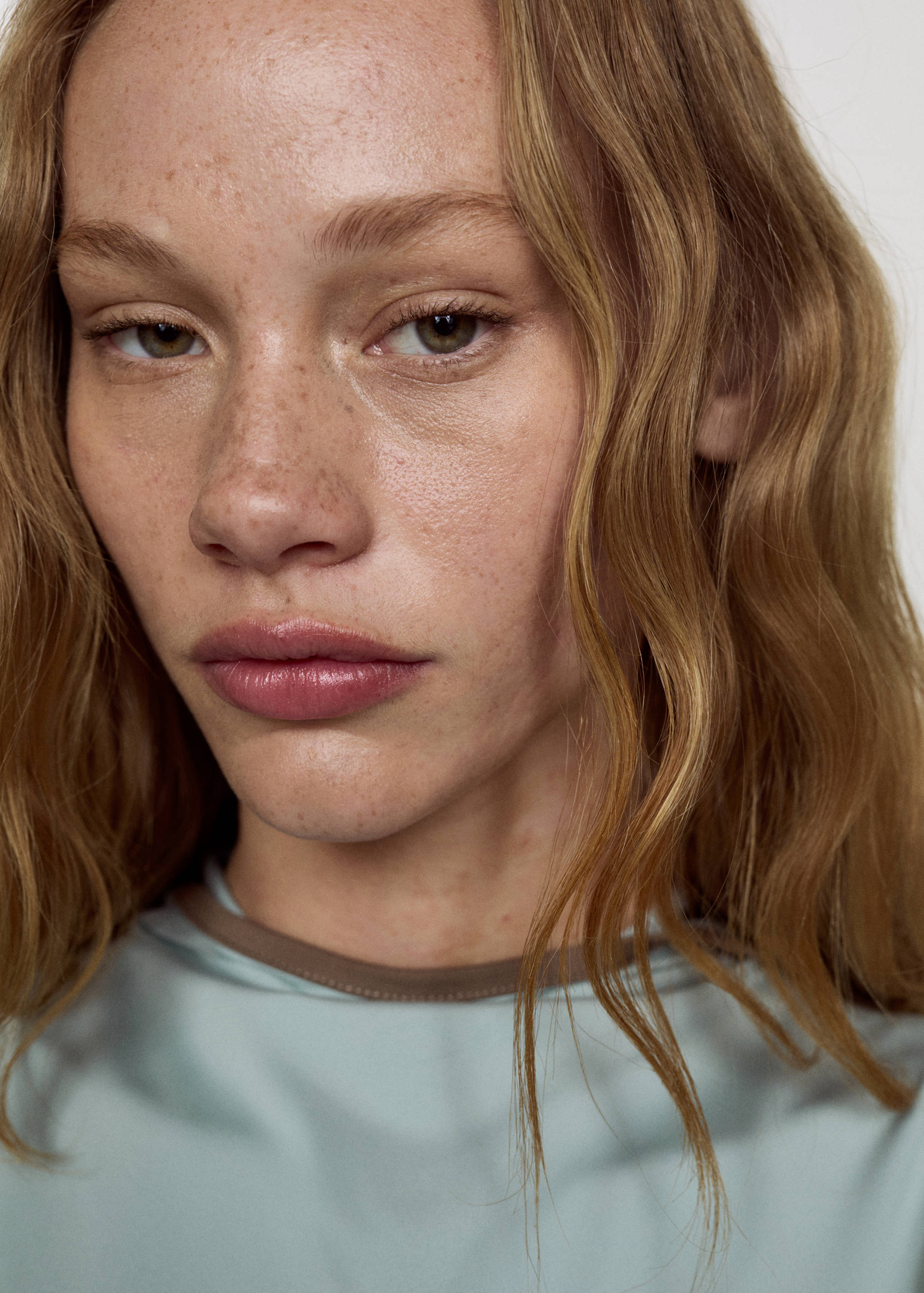 Hooded top with contrasting finish - Details of the article 1