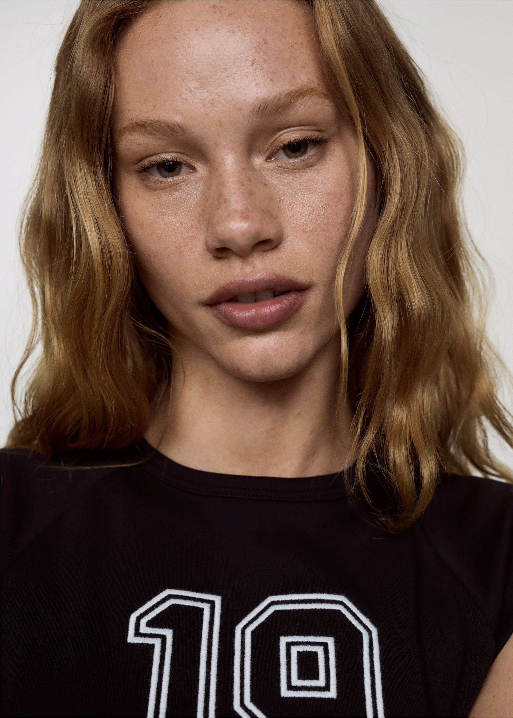 Camiseta crop estampada - Detalle del artículo 1, Negro. Ref: 67007940-00.