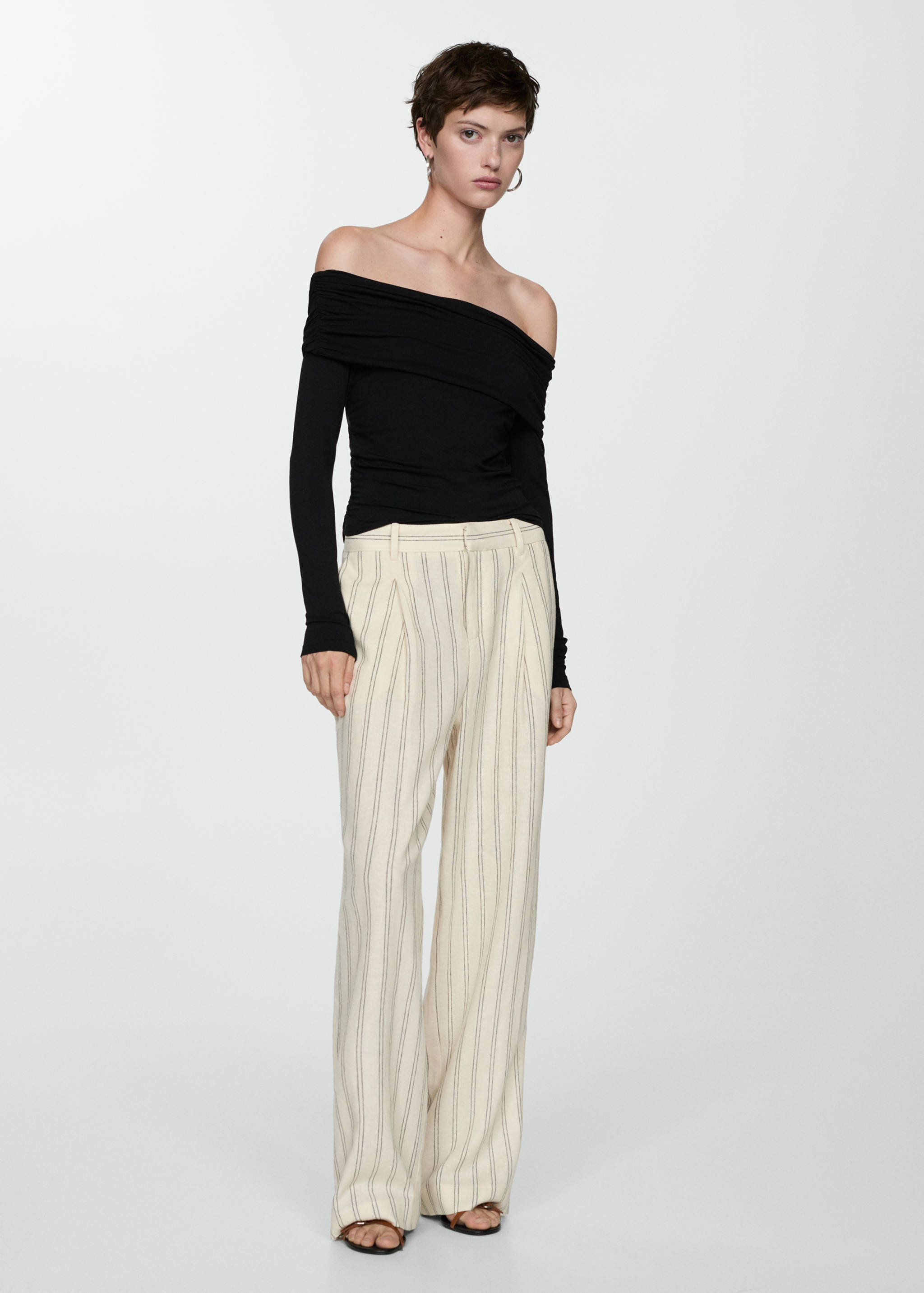 Camiseta hombros descubiertos - Plano general