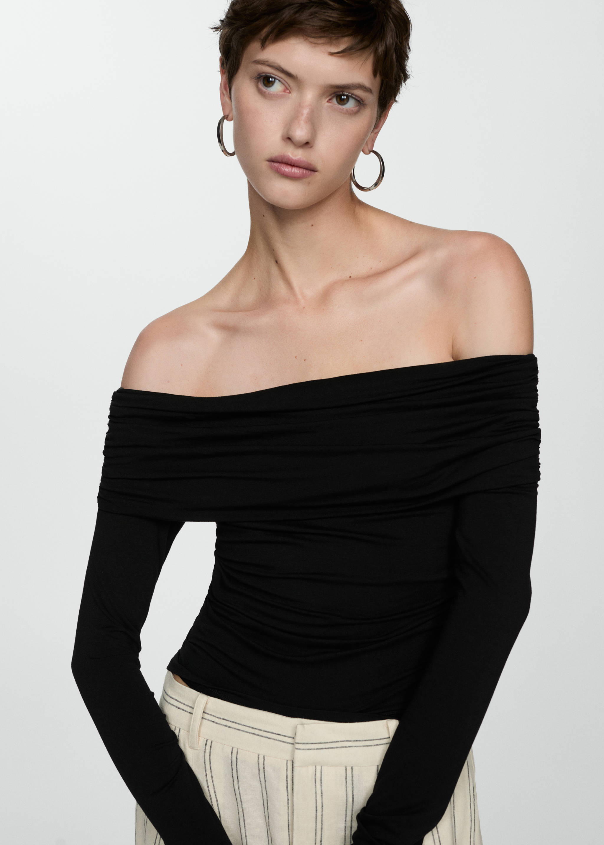 Camiseta hombros descubiertos - Plano medio