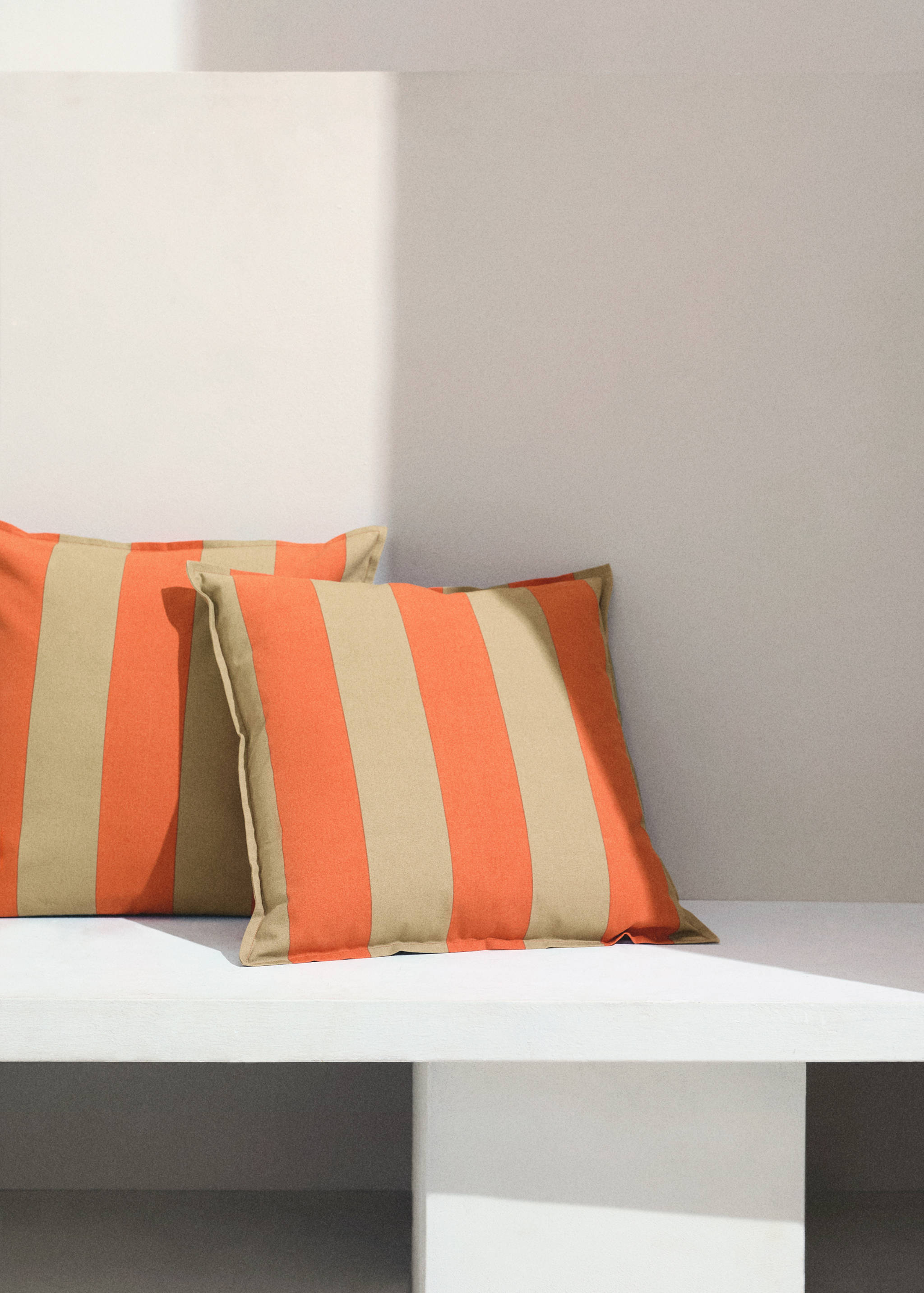Striped water-repellent cushion cover 50x50cm - General plane