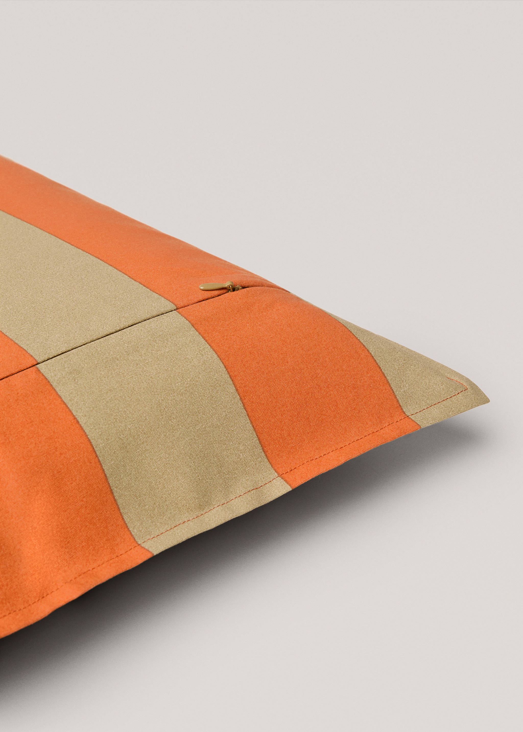 Striped water-repellent cushion cover 50x50cm - Details of the article 2