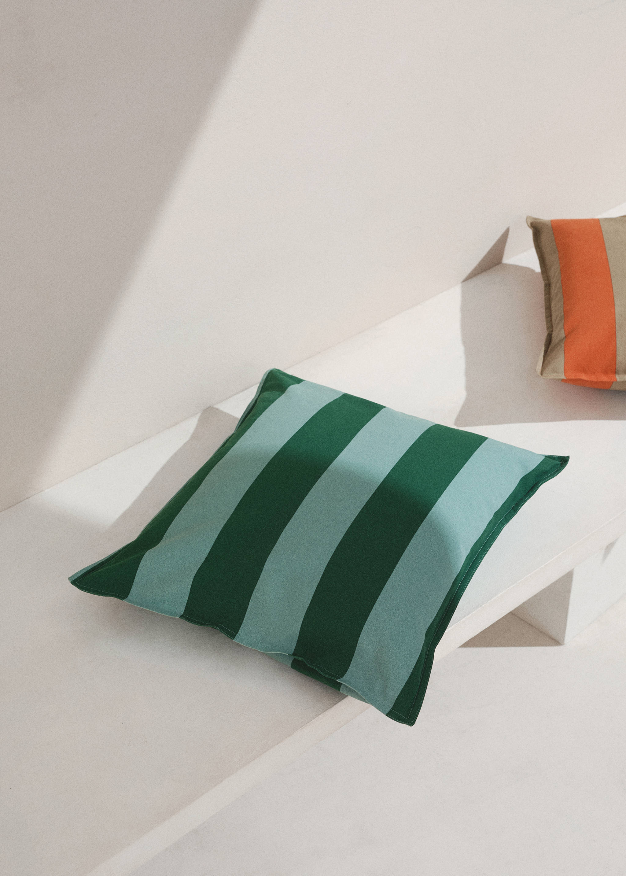 Striped water-repellent cushion cover 50x50cm - General plane
