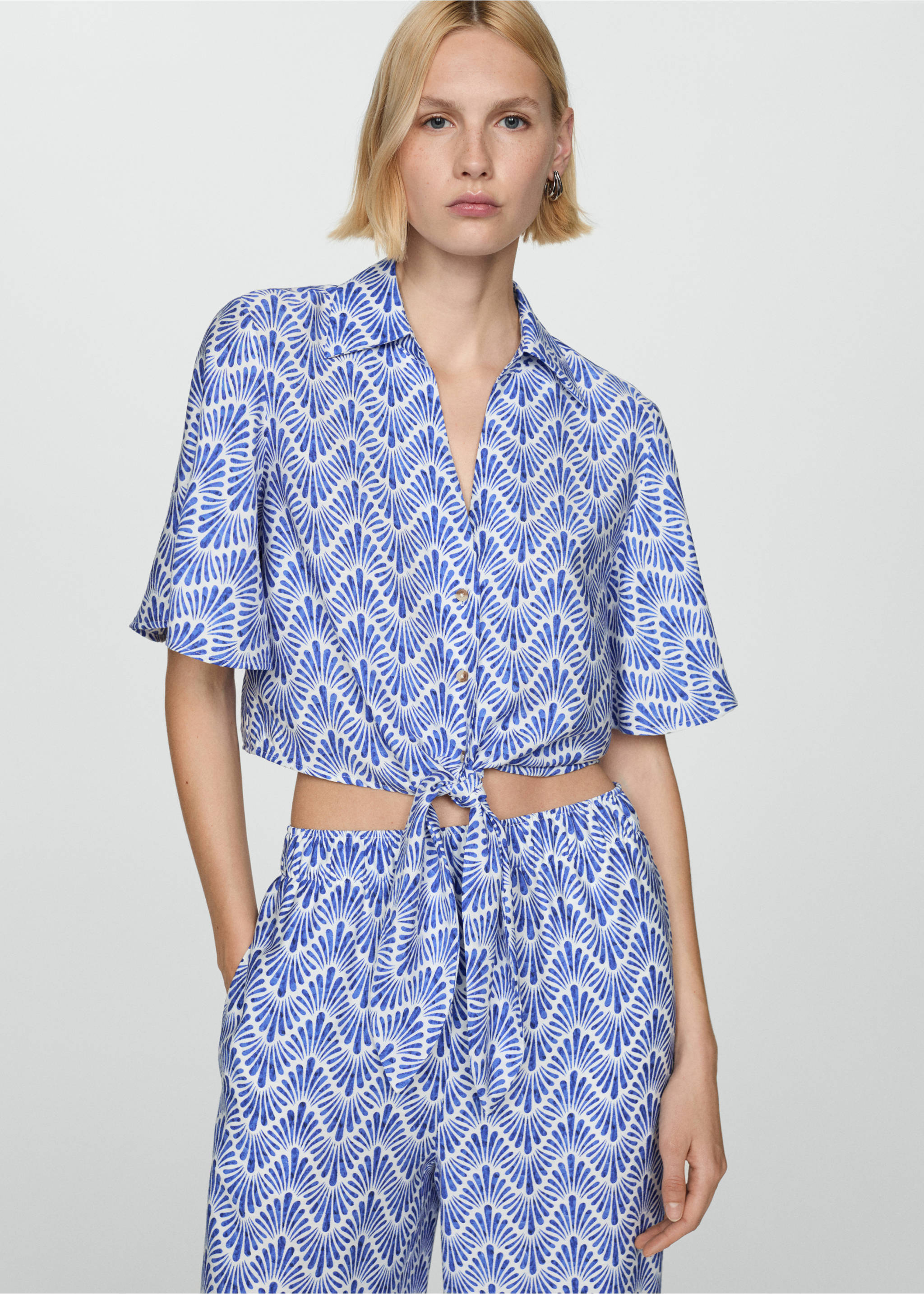 Chemise imprimée à nœud - Plan moyen, Bleu. Ref: 67008645-00.