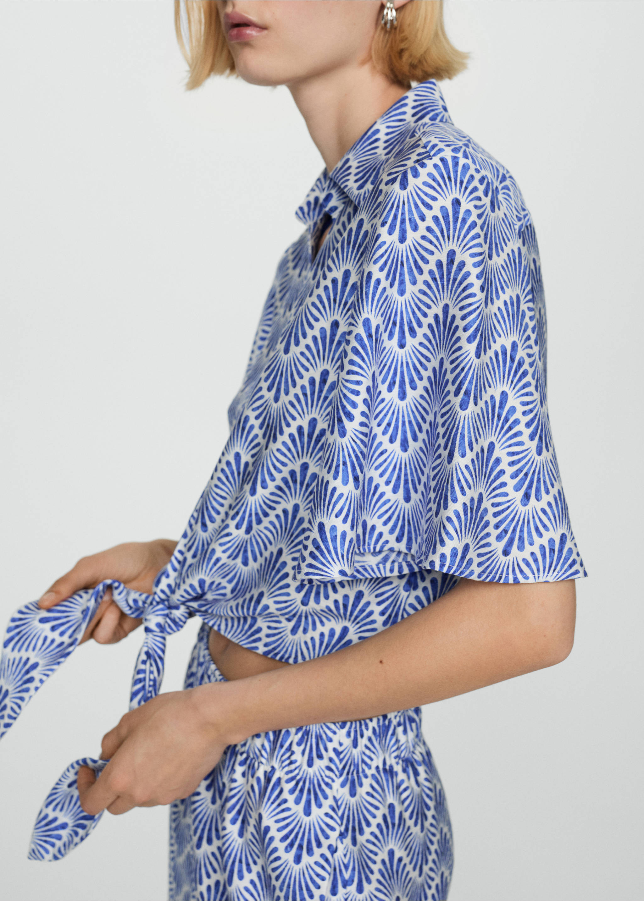 Chemise imprimée à nœud - Détail de l'article 6, Bleu. Ref: 67008645-00.