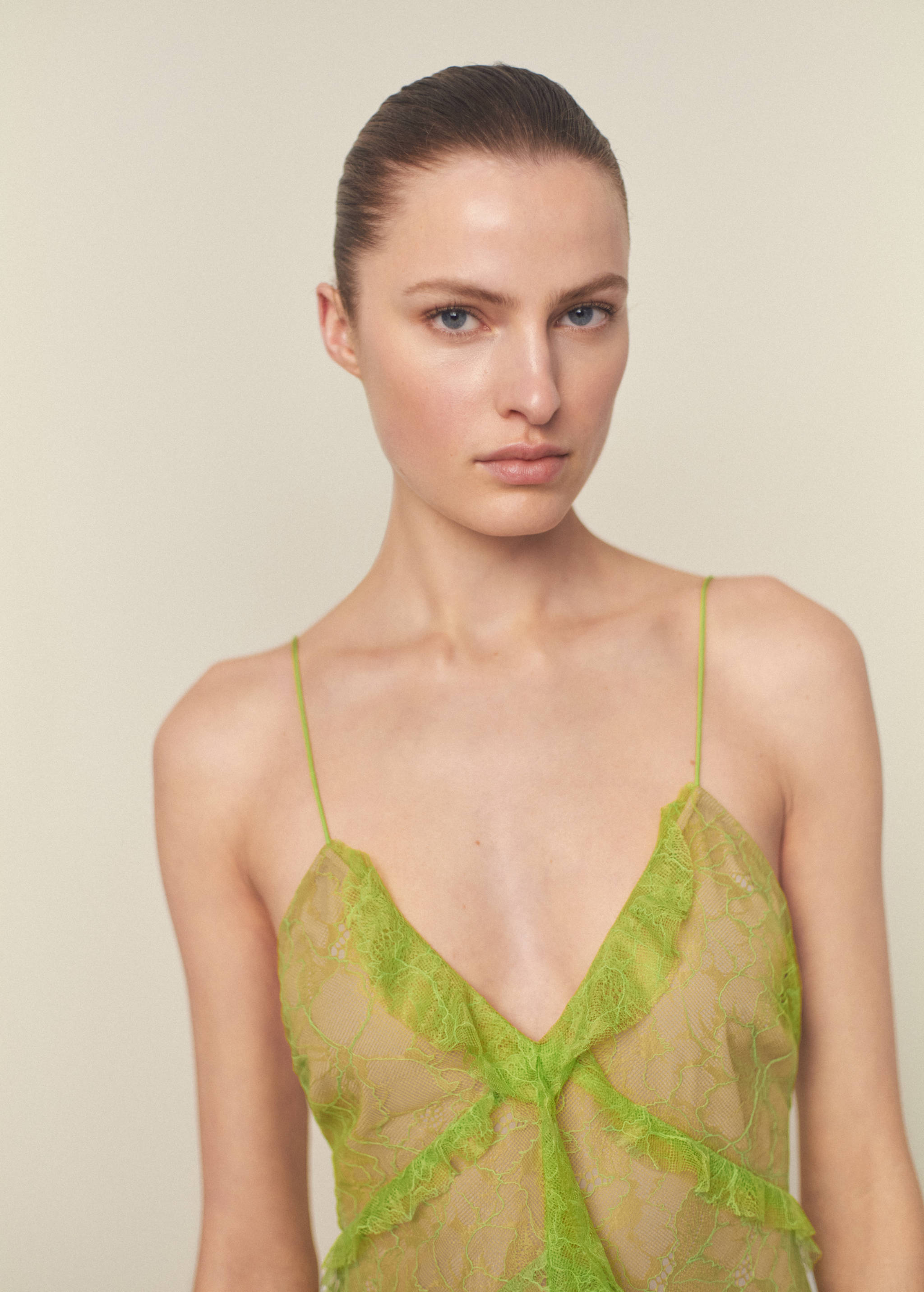 Čipkana haljina s volanima - Prikaz srednjeg dijela