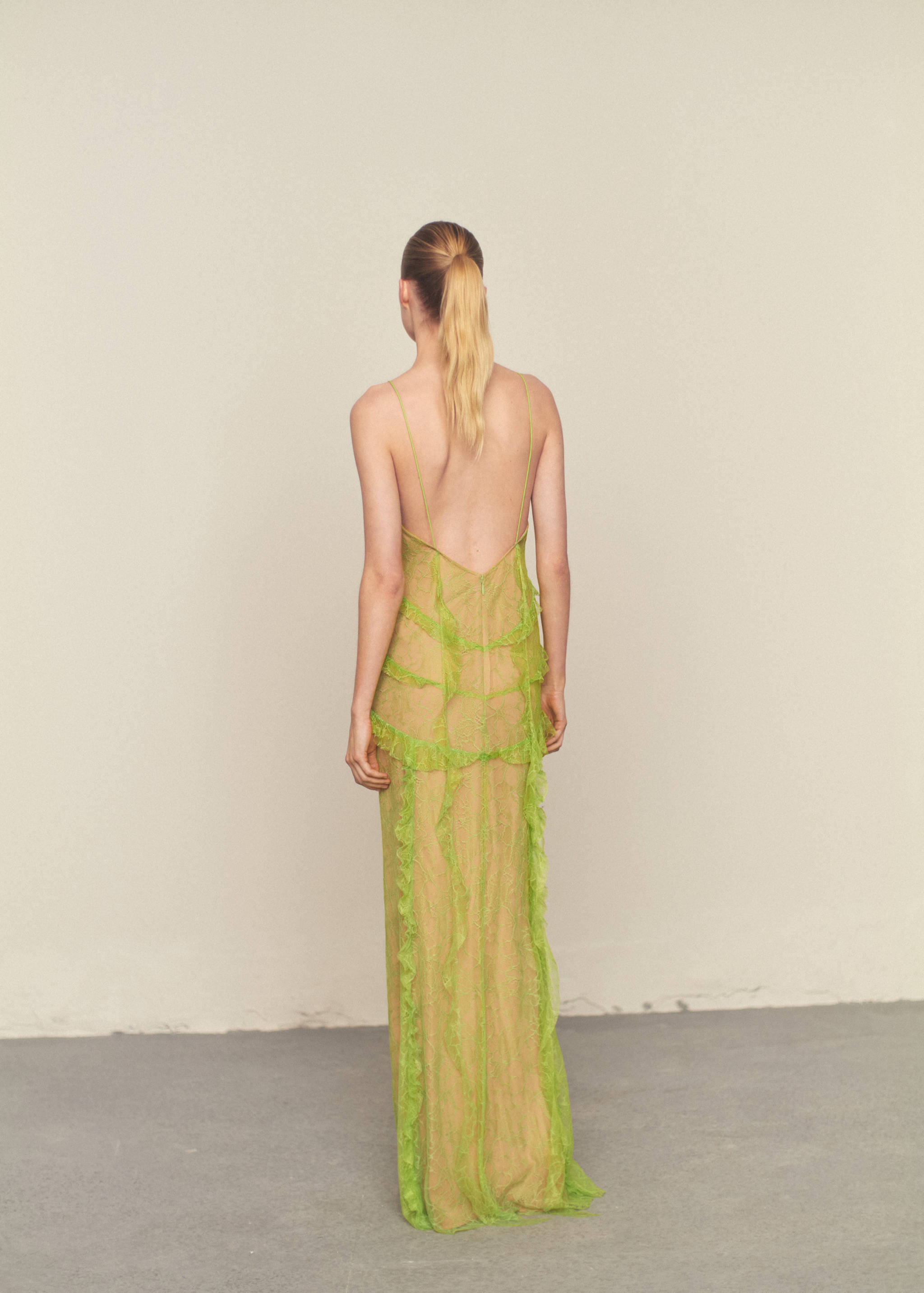Lace dress with ruffle design - Reverse of the article