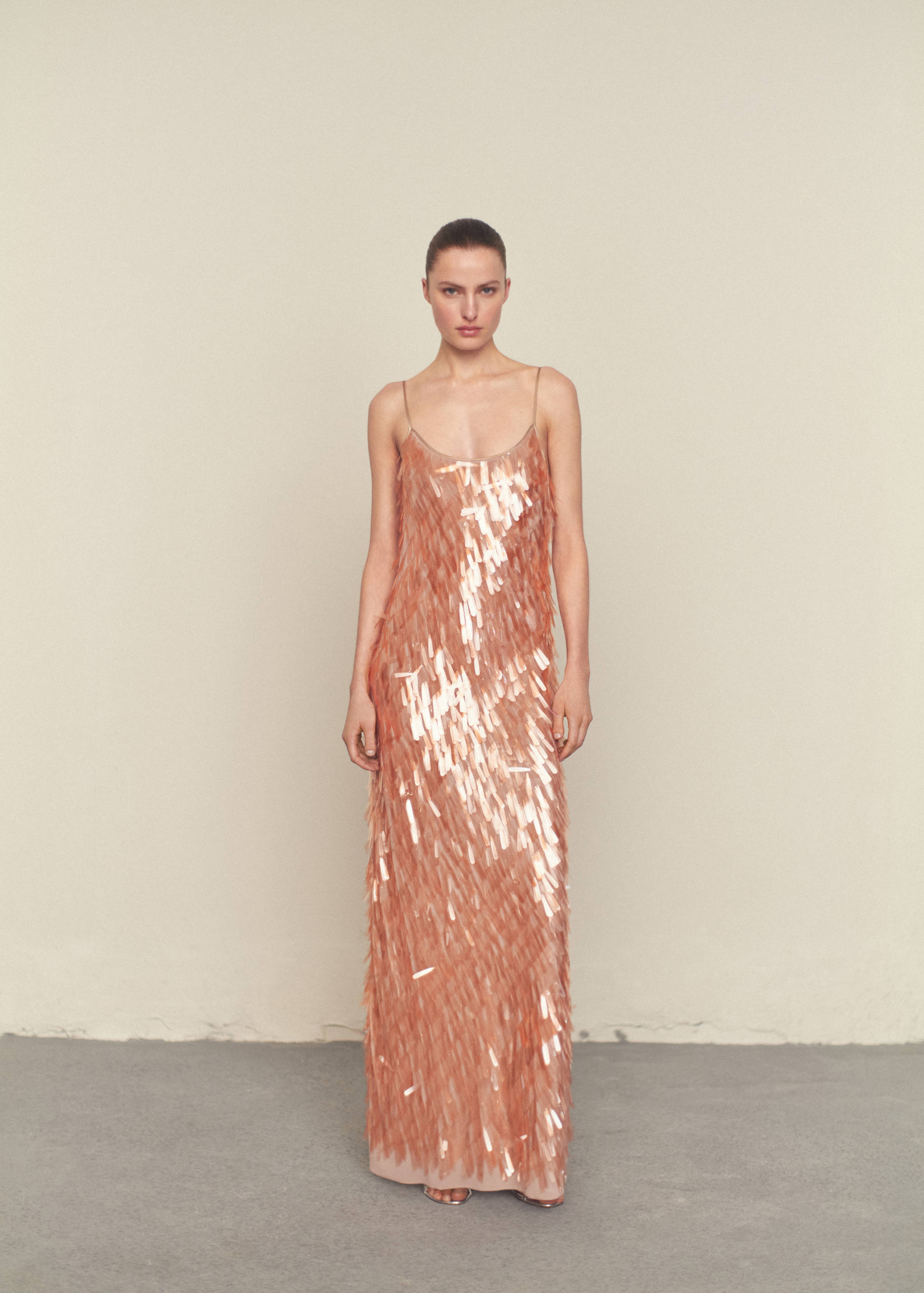 Low-cut teardrop sequinned dress - General plane