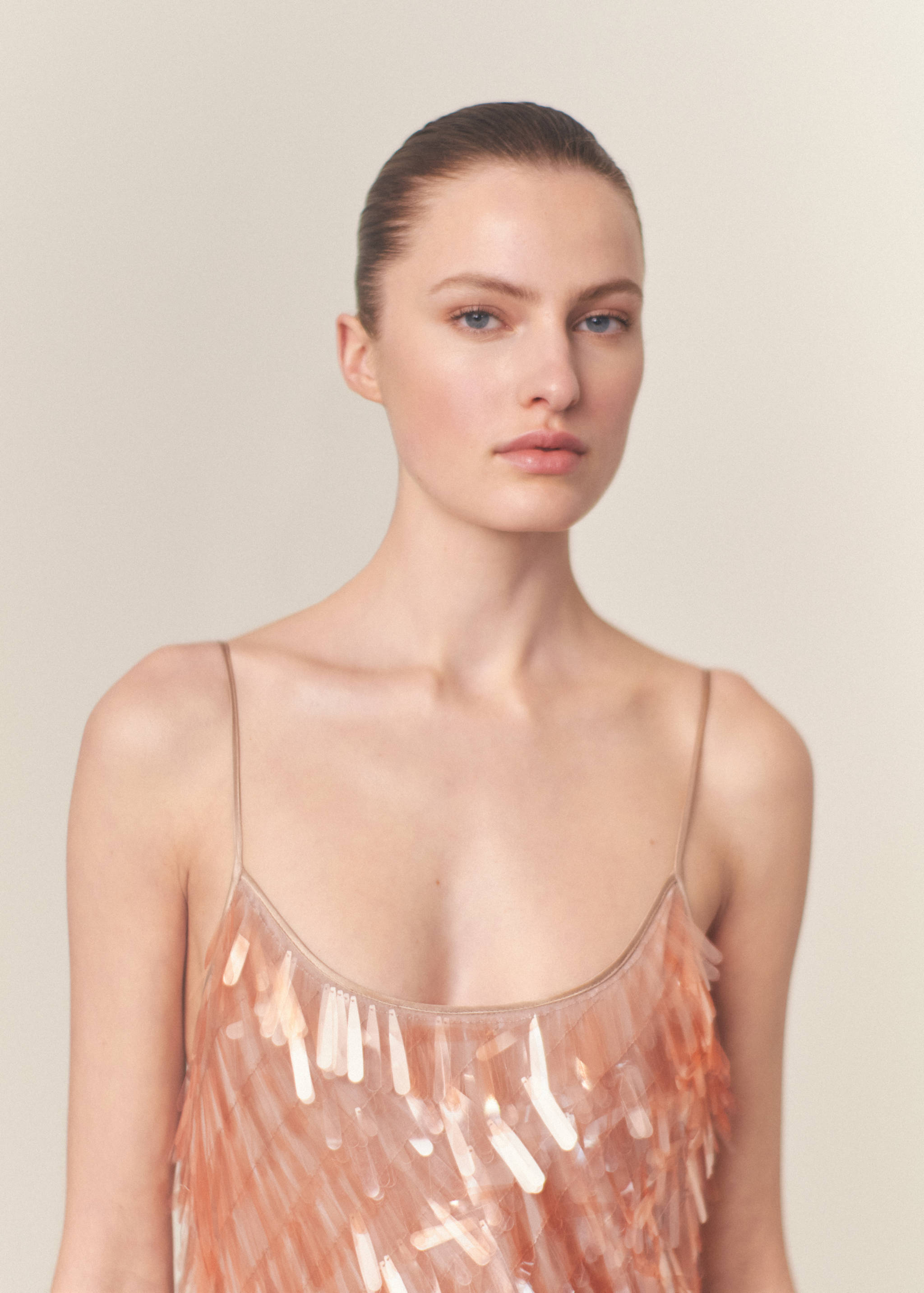 Low-cut teardrop sequinned dress - Details of the article 1